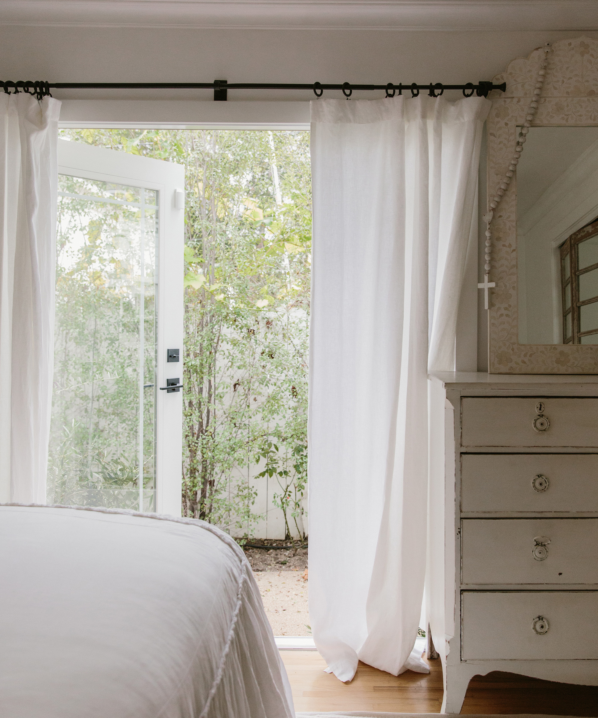 jenni-kayne-cyd-edwards-foxalow-bedroom