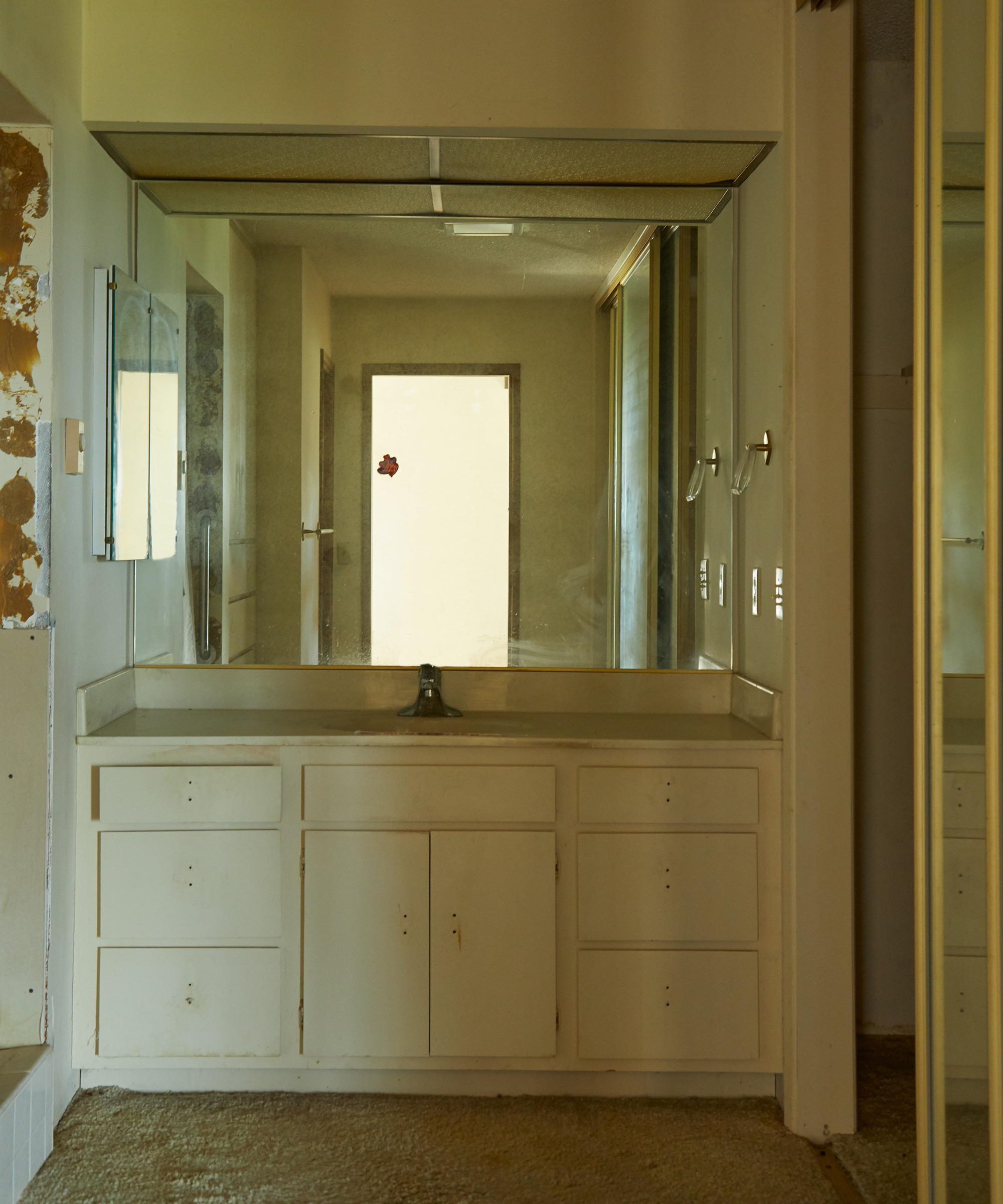 jenni-kayne-primary-bathroom-before