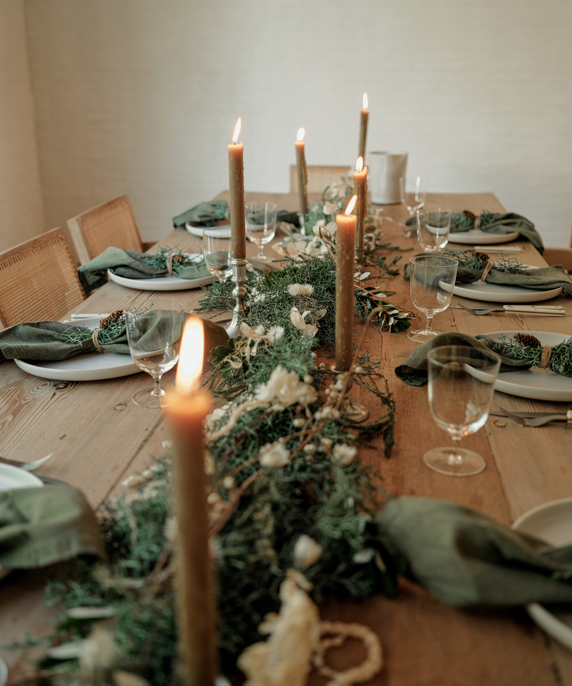 jenni-kayne-chirsmtas-table-decor