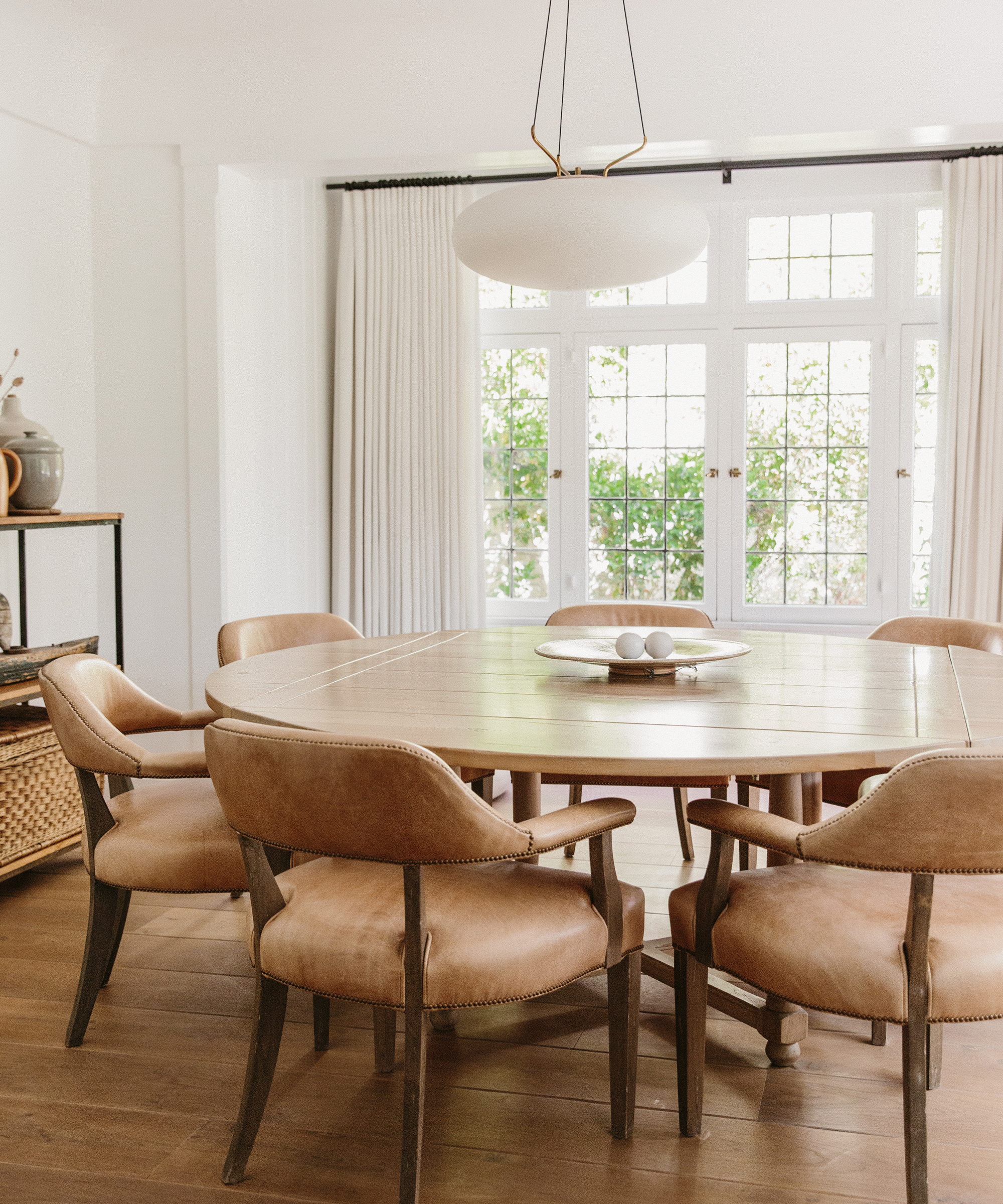 dorianne-passman-jenni-kayne-home-dining-room-leather-chairs-round-table