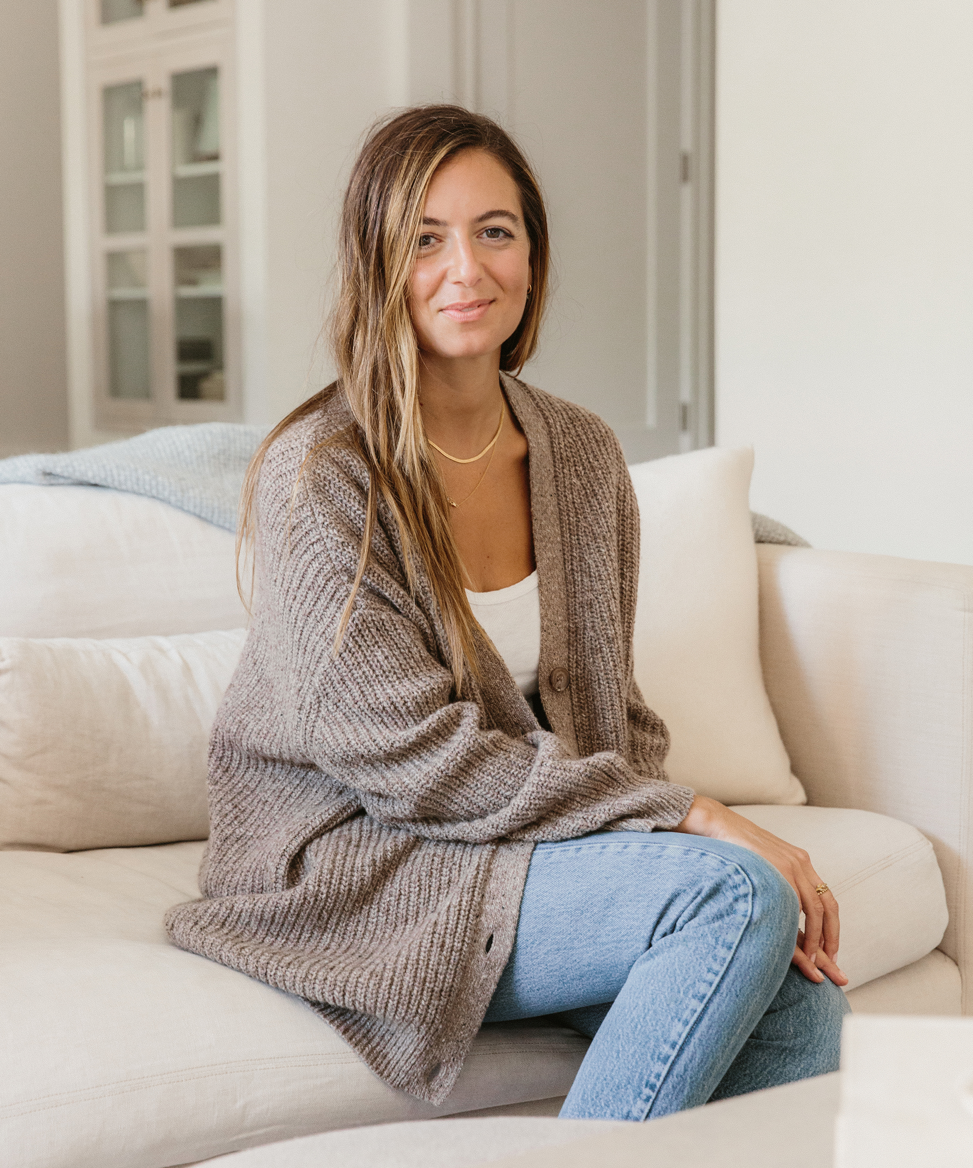 dorianne-passman-jenni-kayne-home-dorianne-portrait-couch-cocoon-sweater