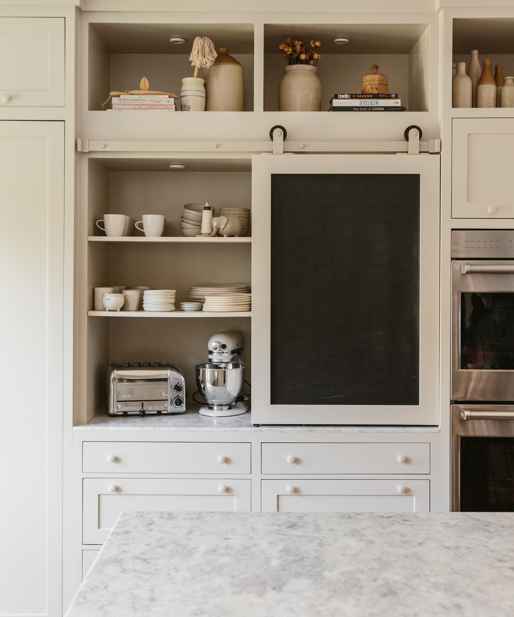dorianne-passman-jenni-kayne-home-exposed-cabinets-kitchen-chalk-door