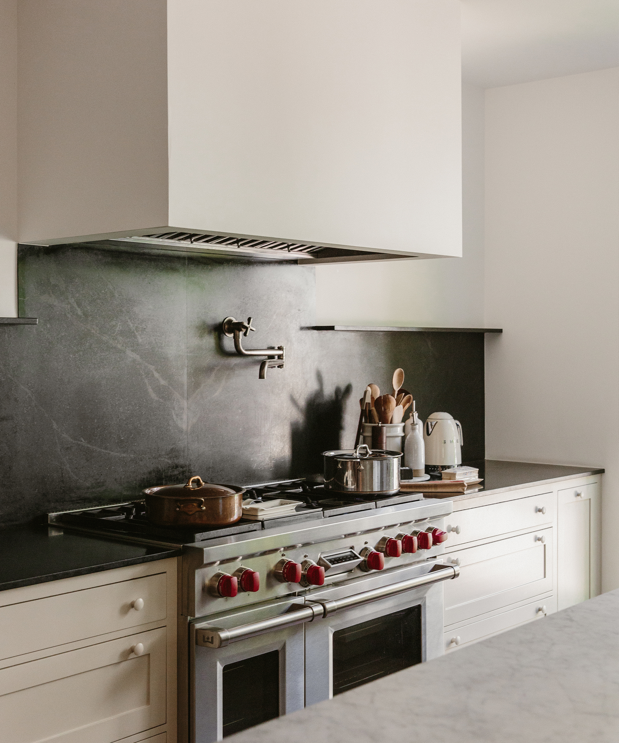 dorianne-passman-jenni-kayne-home-kitchen-stovetop