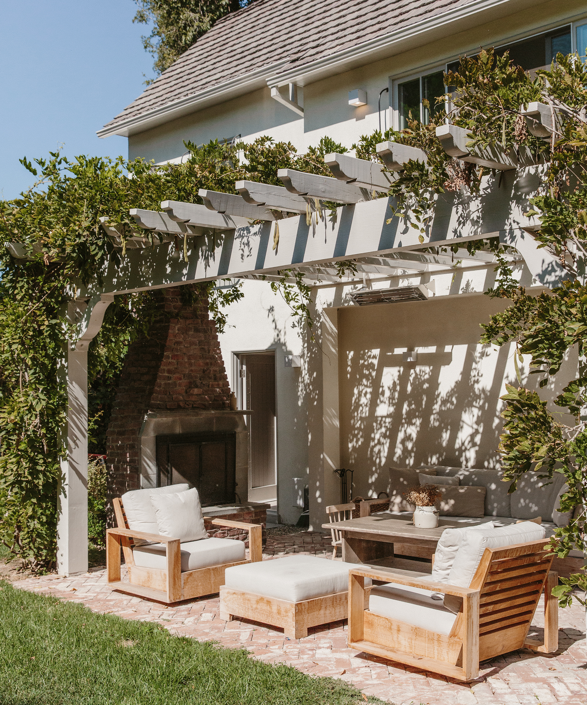 dorianne-passman-jenni-kayne-home-outdoor-lounge-tan-andwood-outdoor-furniture