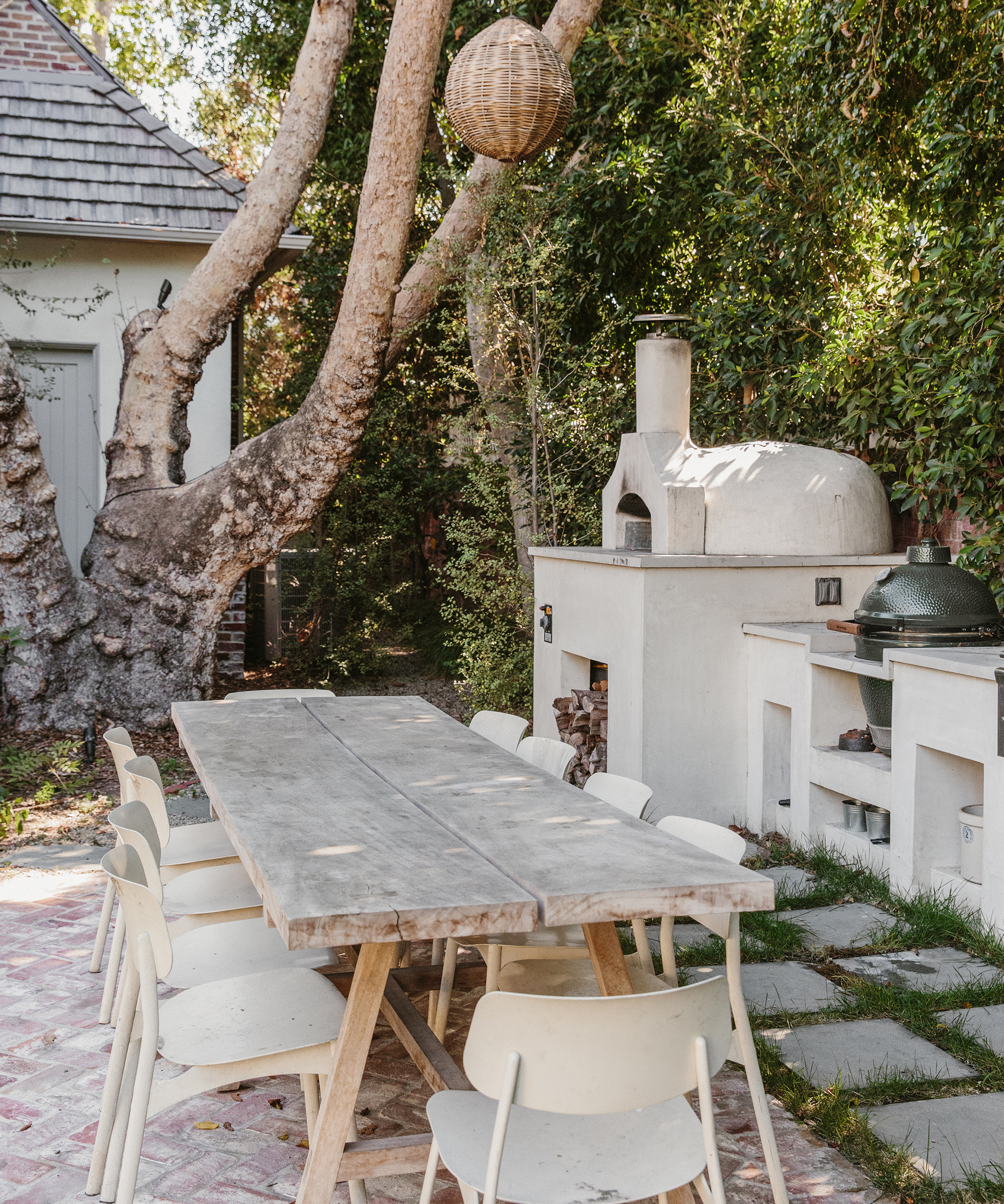 dorianne-passman-jenni-kayne-home-outdoor-oak-dining-table-neutral-chair-rattan-chandelier