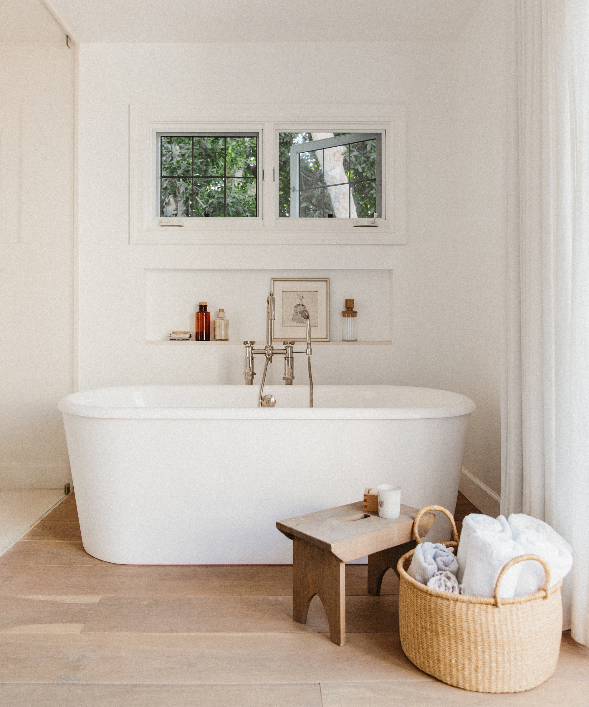 dorianne-passman-jenni-kayne-home-standalone-bathtub-basket