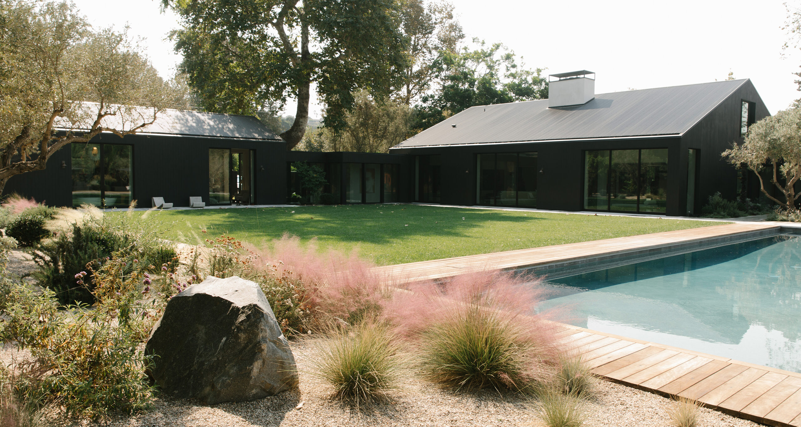 top-home-tours-jenni-kayne-home-vanessa-outdoor-home-h