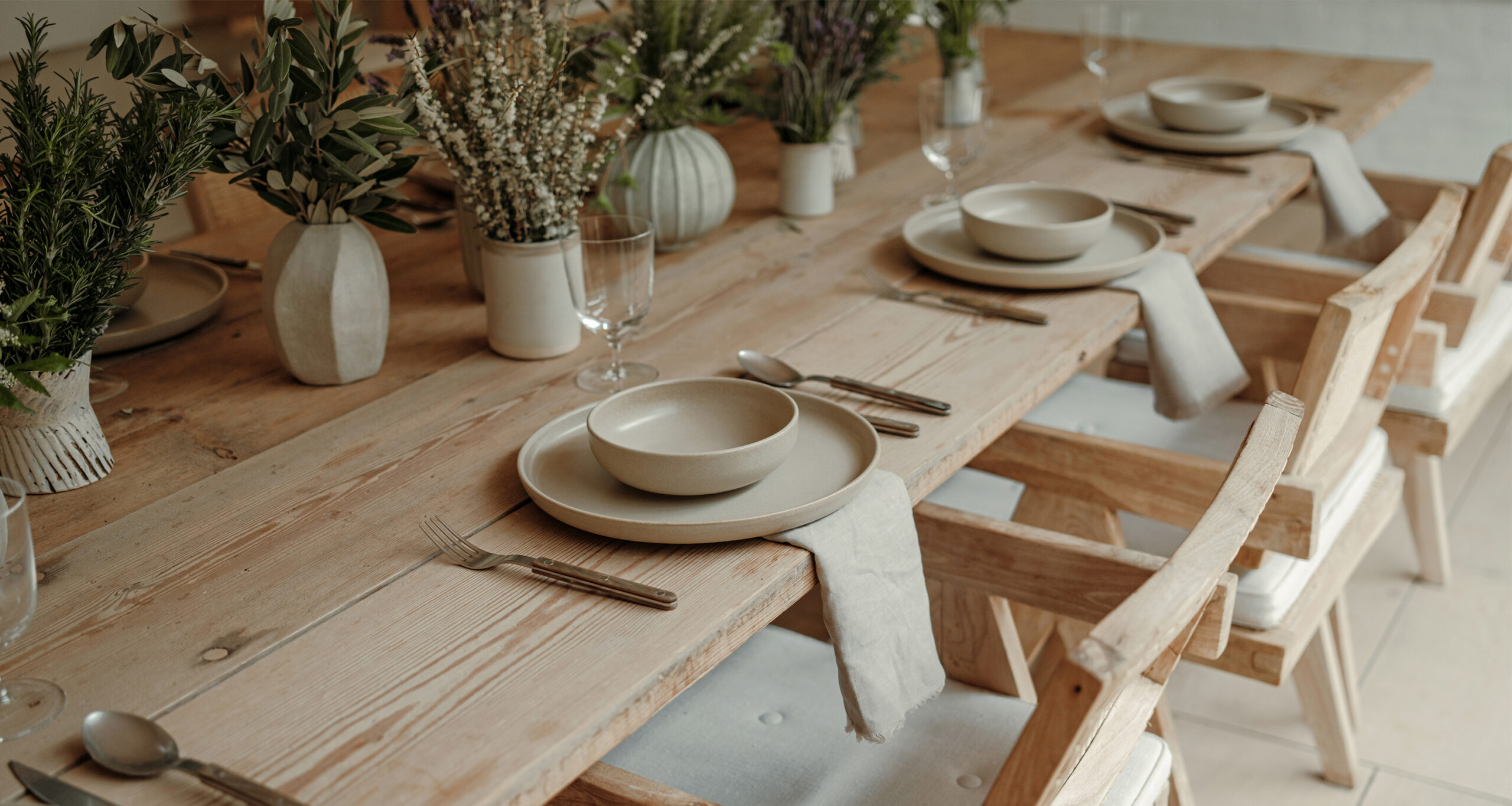 spring-entertaining-melissa-cucina-flowers-table-arrangements-chairs-h