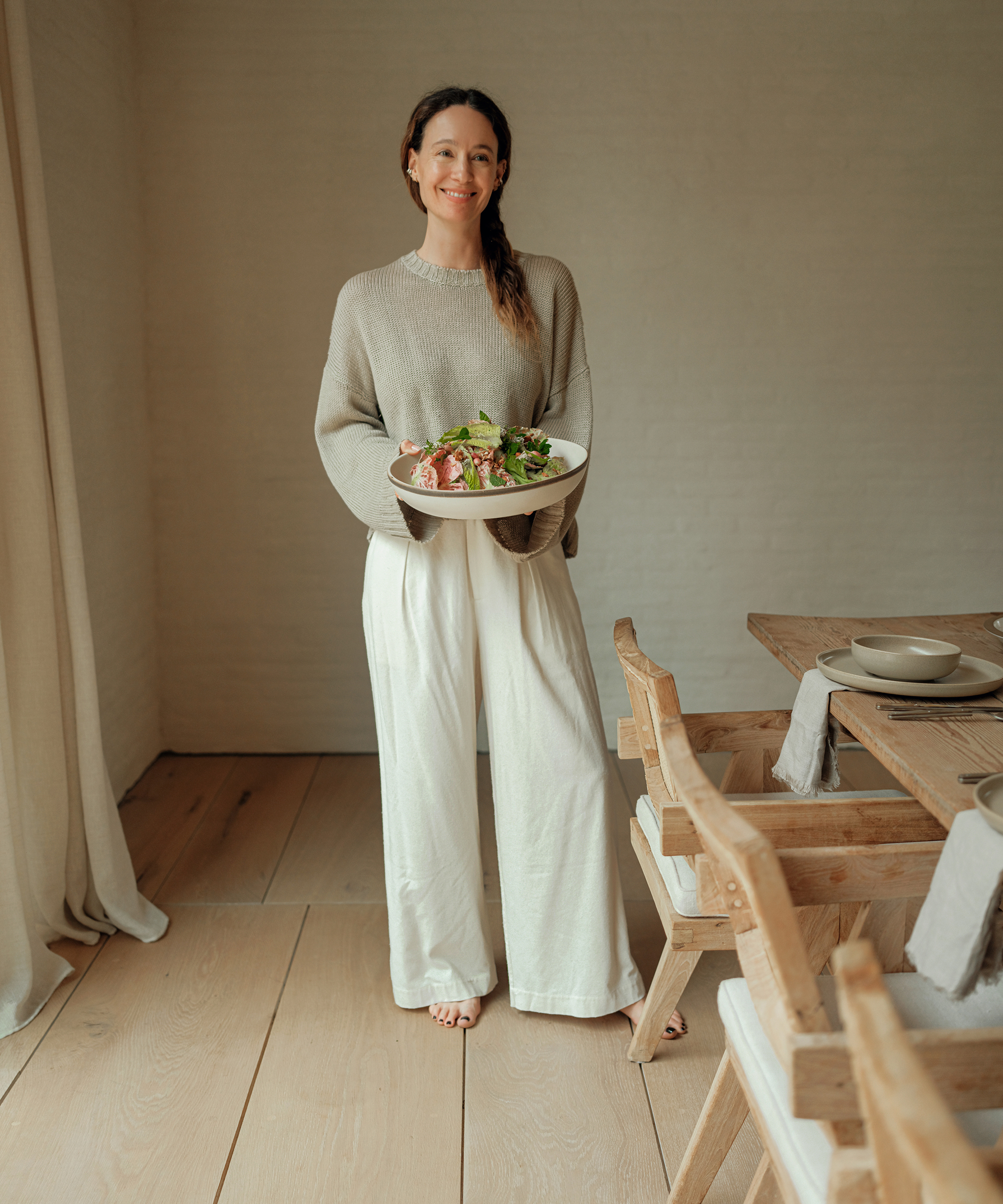 spring-entertaining-melissa-cucina-jenni-kayne-holding-salad