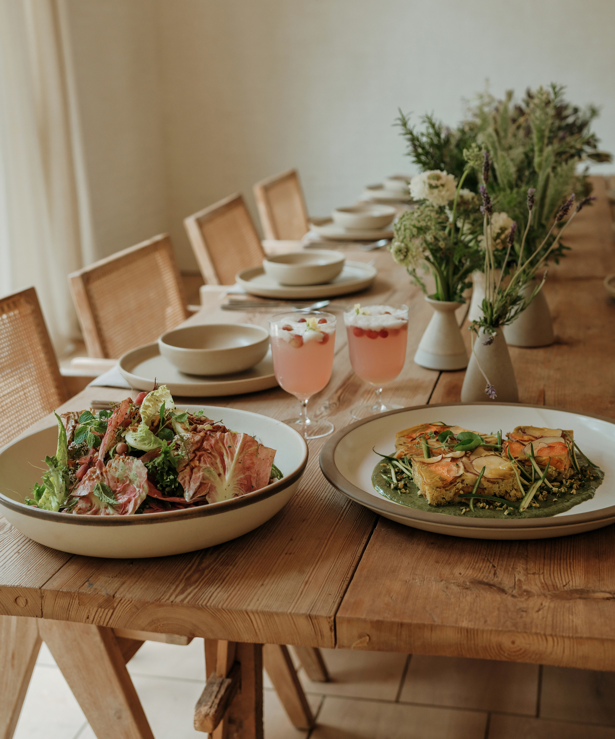 spring-entertaining-melissa-cucina-salad-and-eggs-and-drinks-oak-table