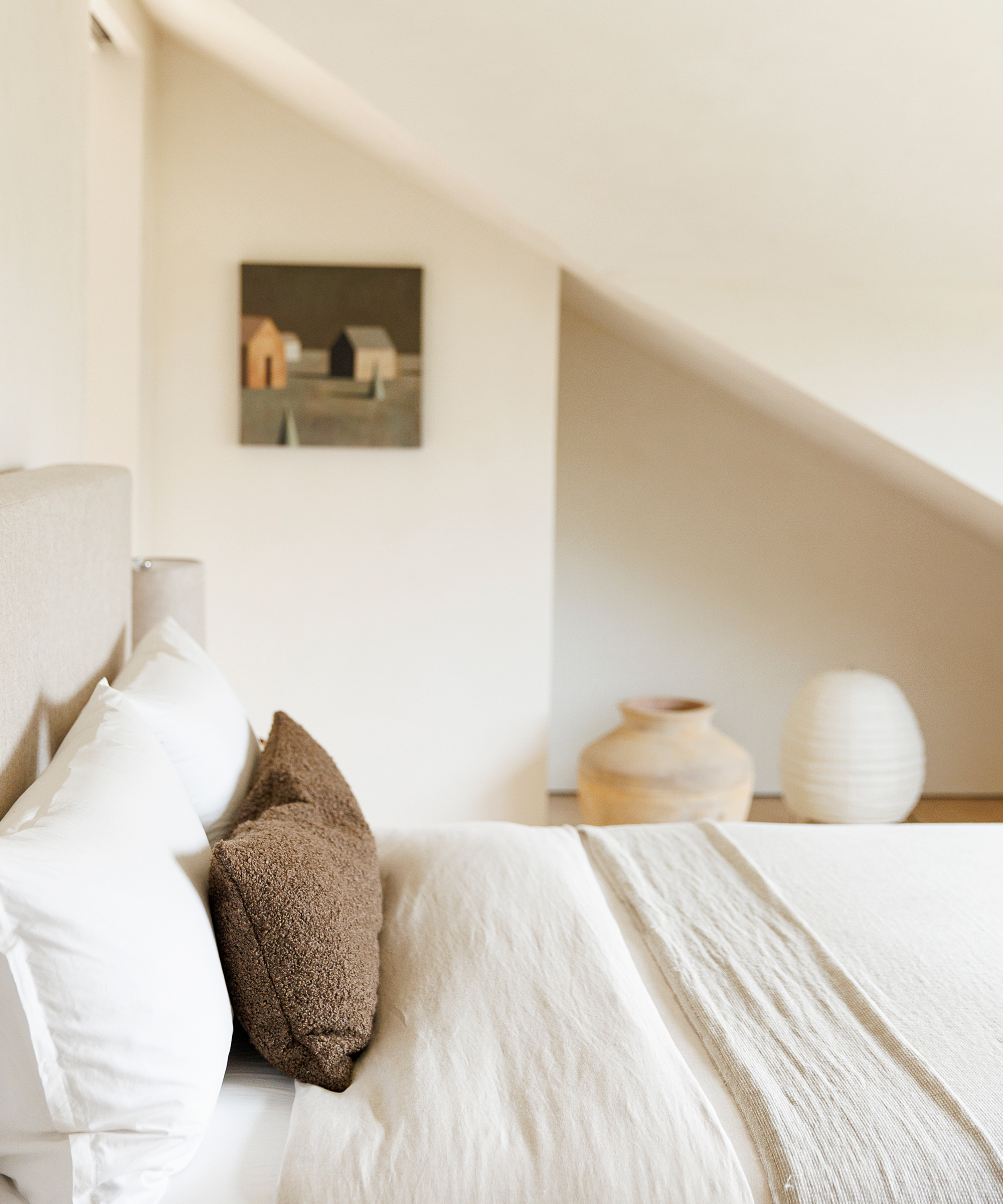 carlyle-designs-home-tour-guest-bedroom-brown-lumbar-pillow