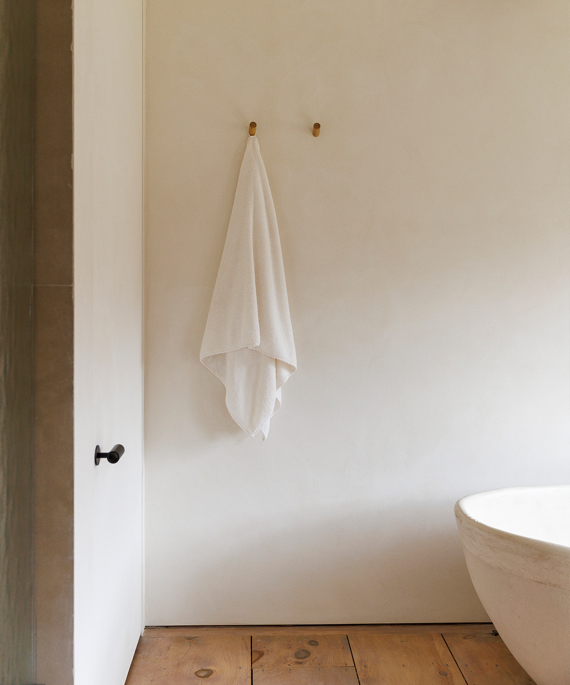 carlyle-desings-home-tour-bathroom-towel