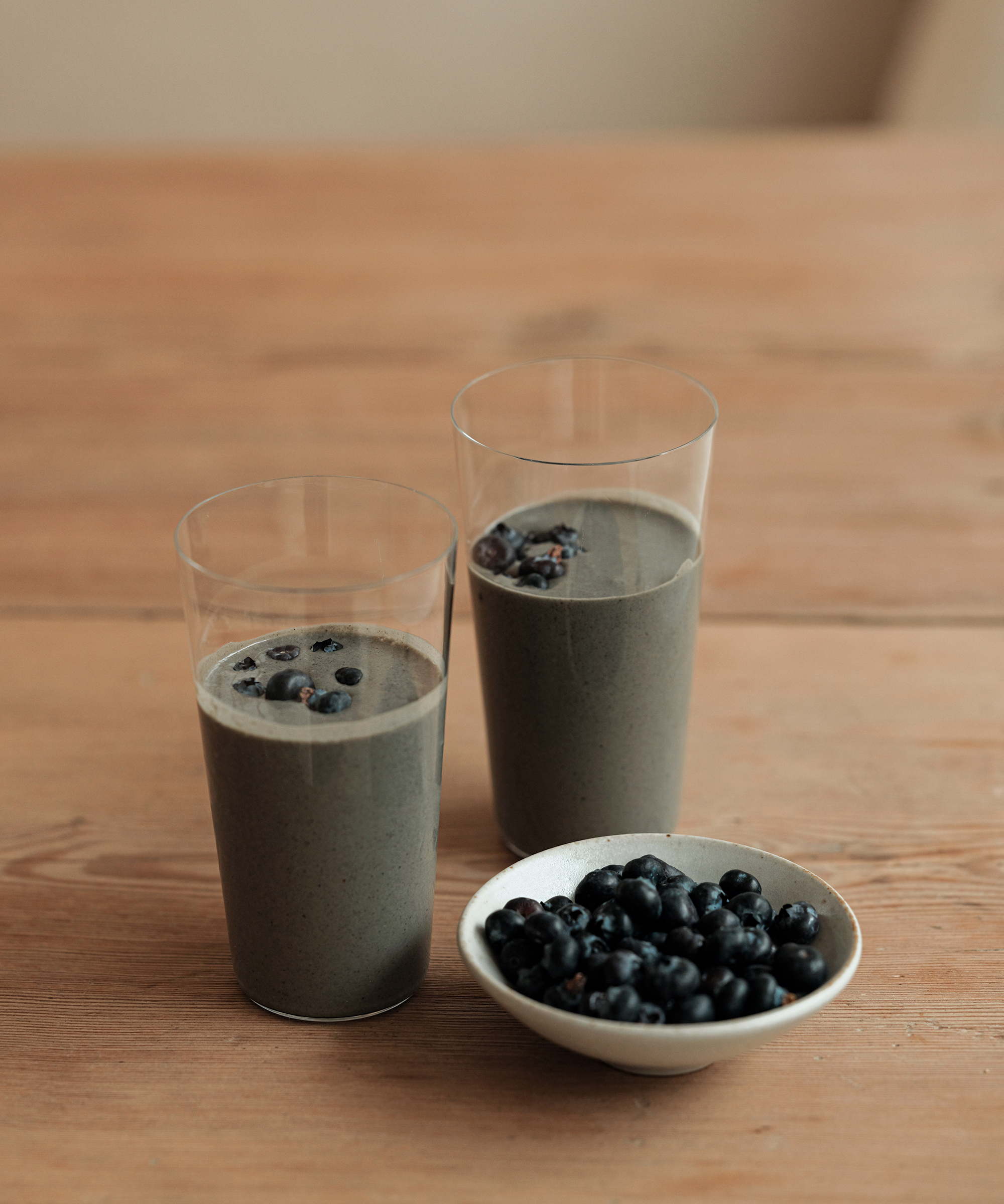 courtney-levin-smoothie-blueberries-glasses