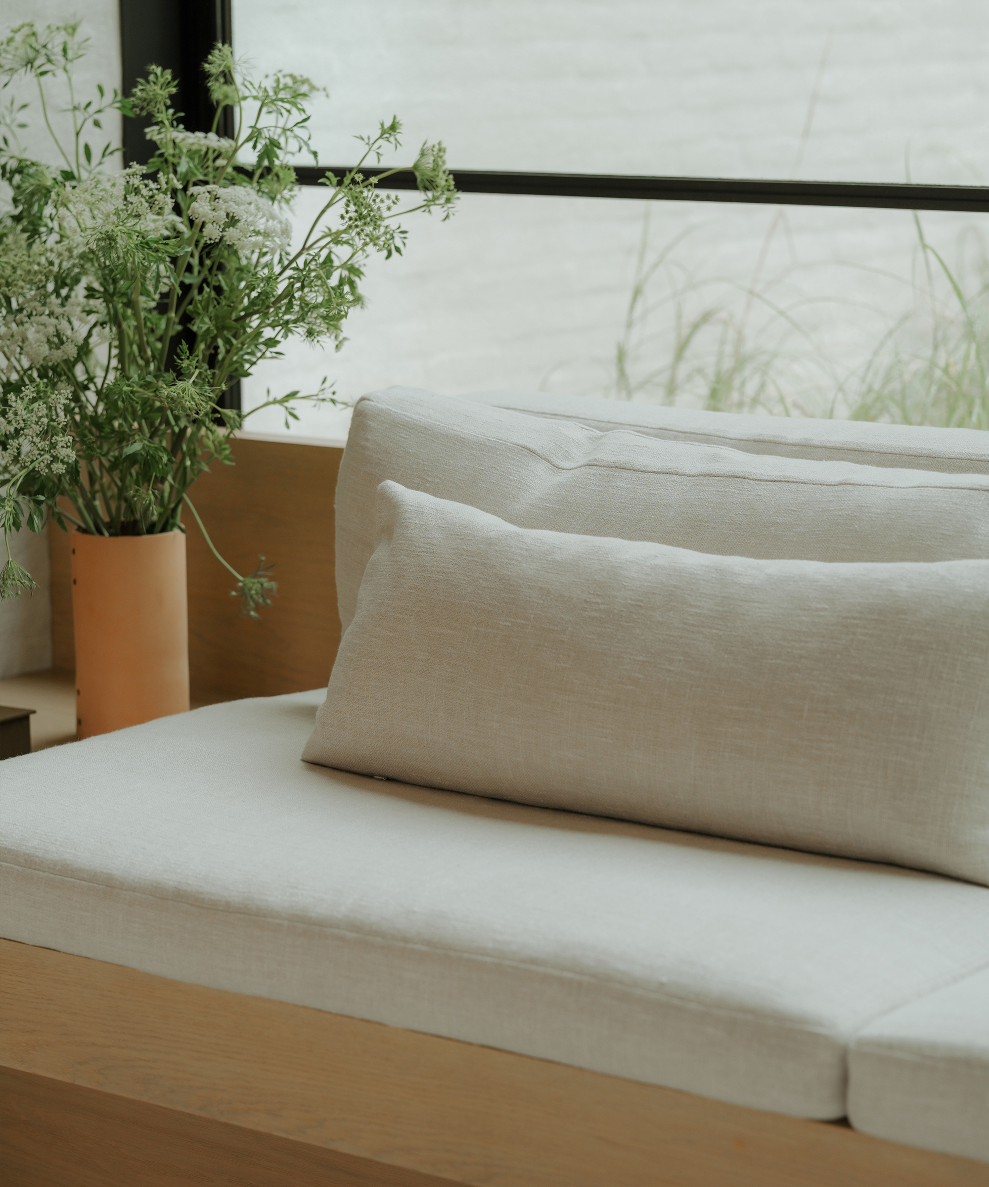 https://jenni-kayne.s3.amazonaws.com/wordpress/uploads/2023/04/pillow-styling-jenni-kayne-home-luna-lumbar-pillow-built-in.jpg