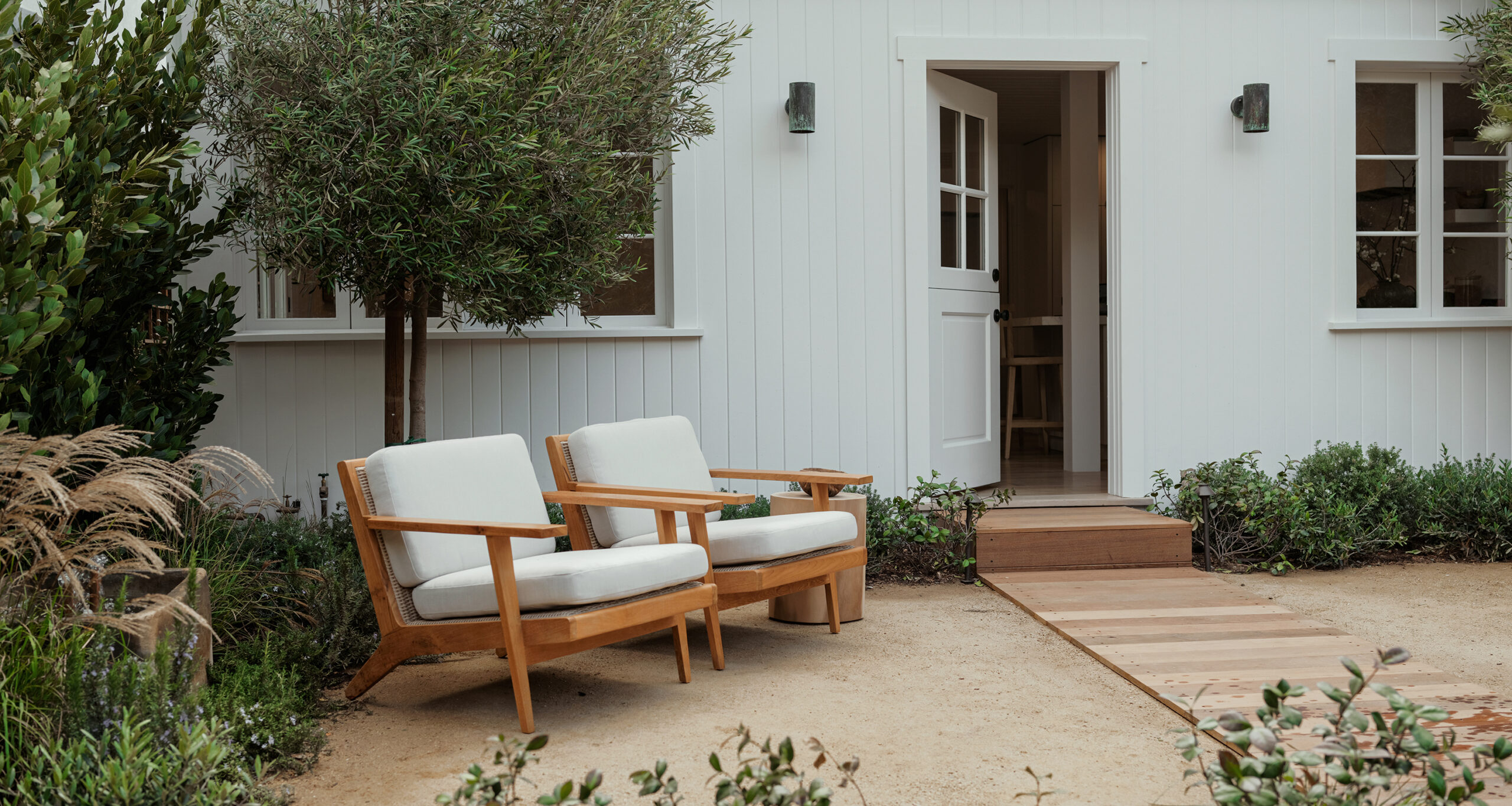 emily-weber-landscaping-oak-spa-entrance-vista-chairs