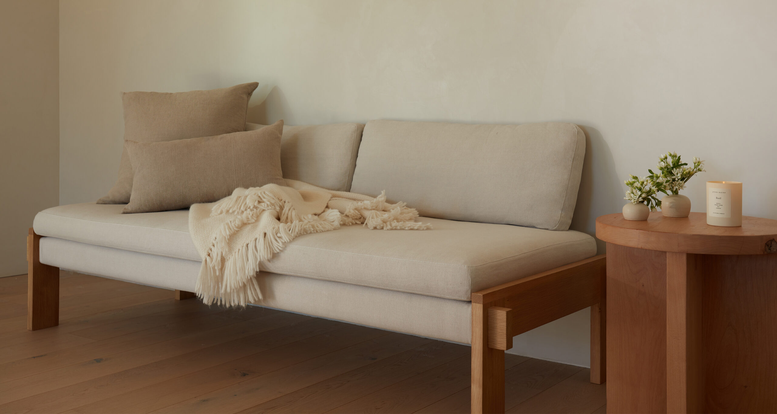 pillow-styling-jenni-kayne-home-linen-pillows-ynez-bench-alapca-basketweave-throw