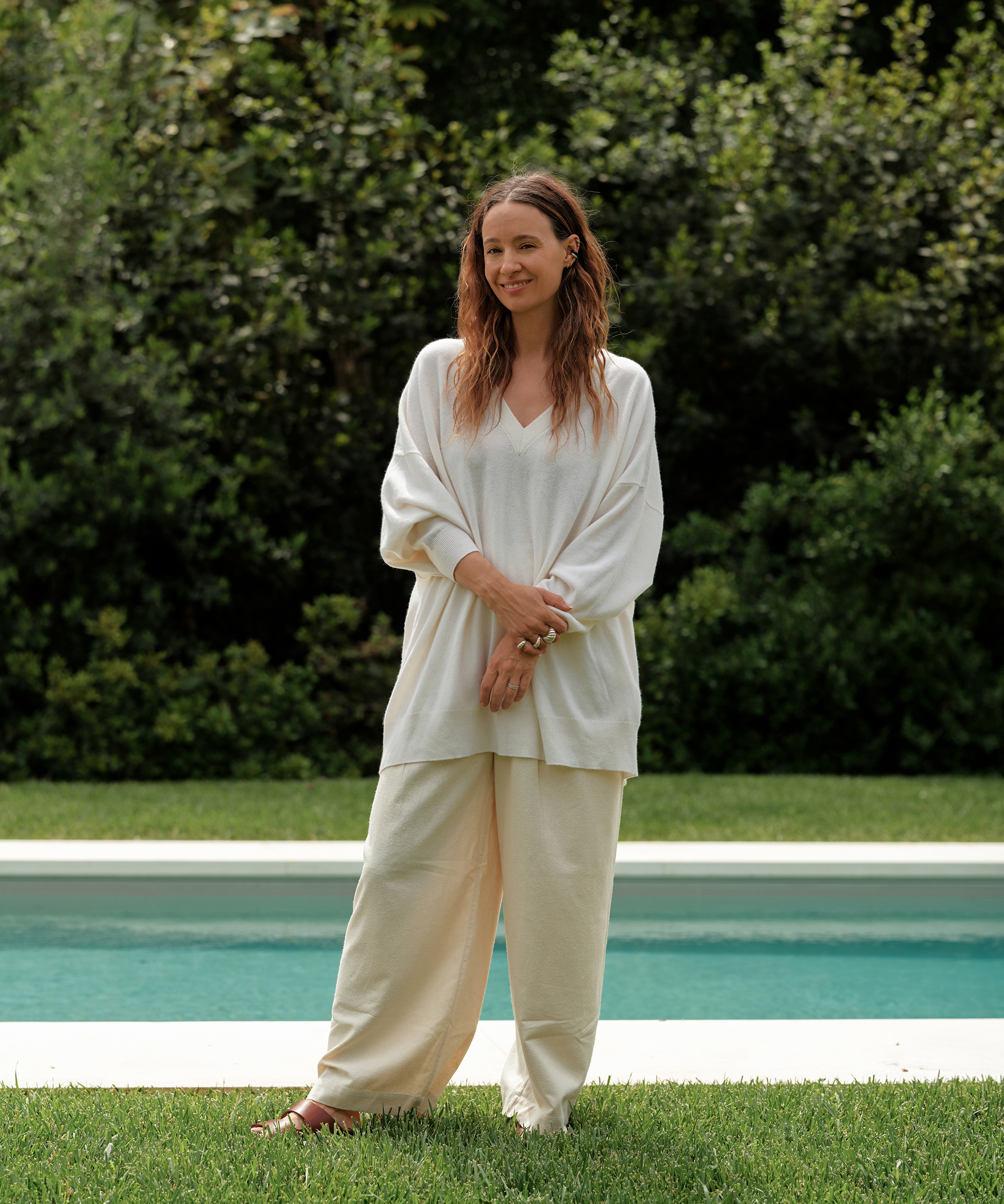 jenni-kayne-summer-style-june-white-charlie-vneck-relaxed-trousers