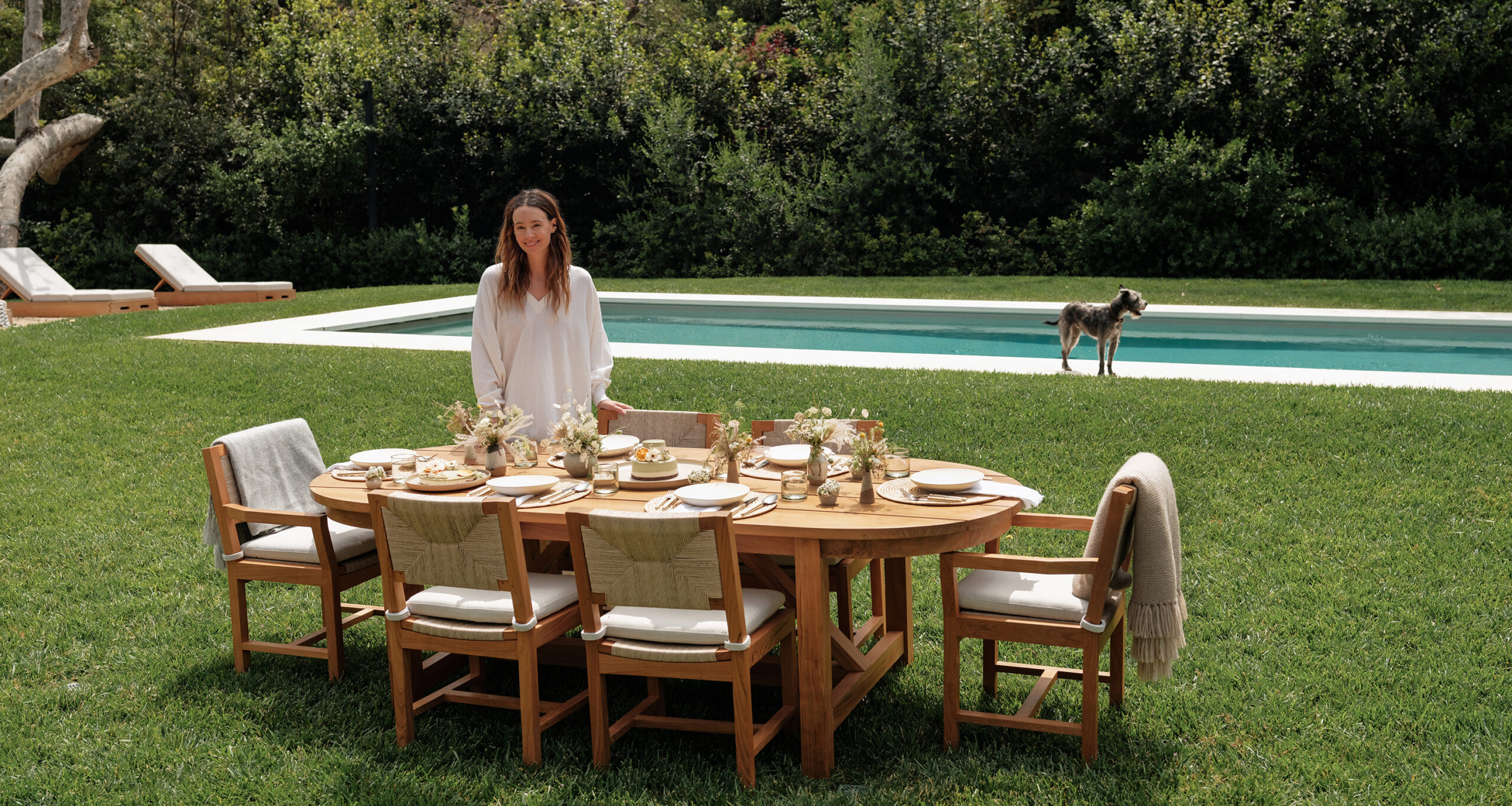 jenni-summer-entertaining-taketwola-jenni-montecito-dining-table-poolside