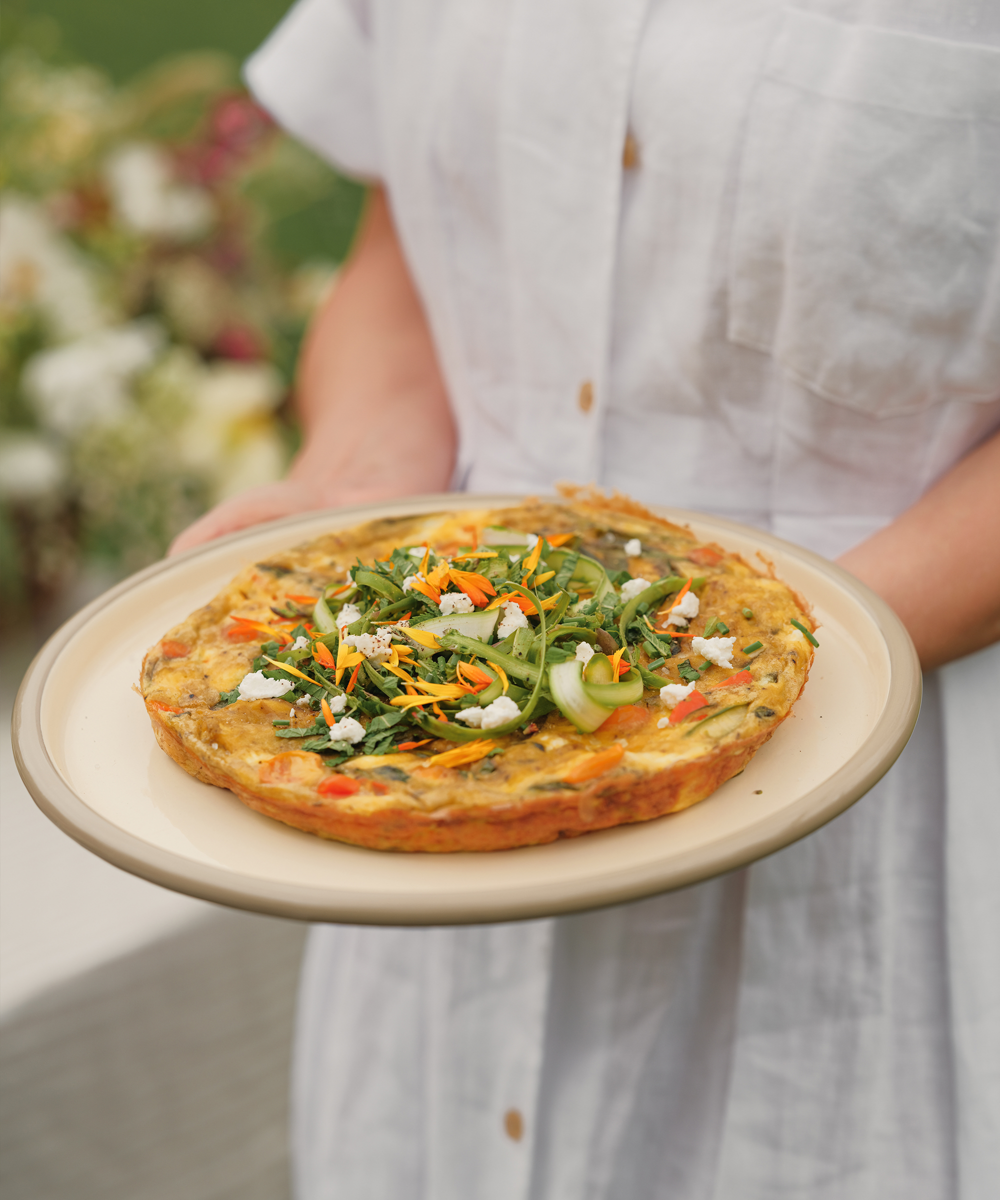 leanne-citrone-jenni-kayne-picnic-holding-frittata-crow-canyon