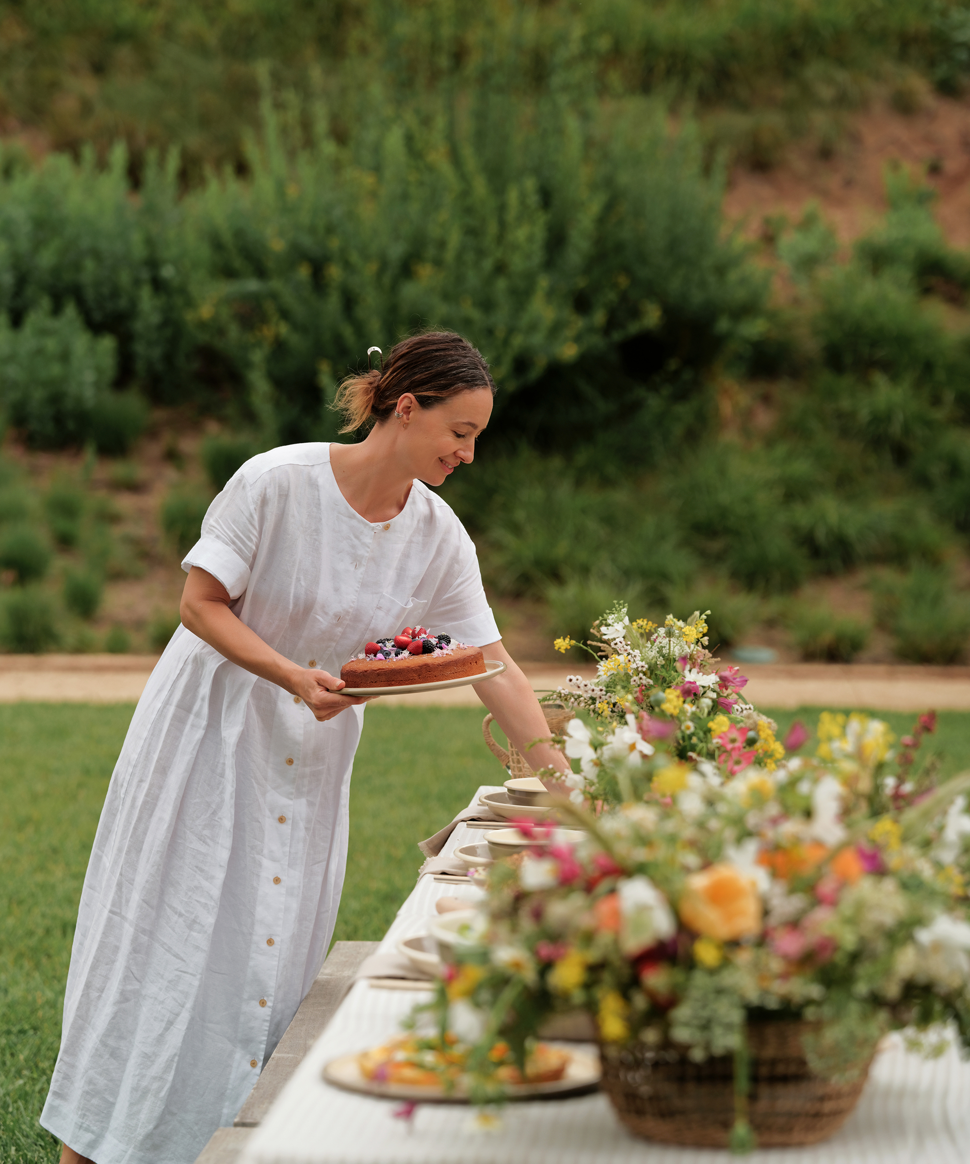 leanne-citrone-jenni-kayne-picnic-white-day-dress-setting-cake-on-table