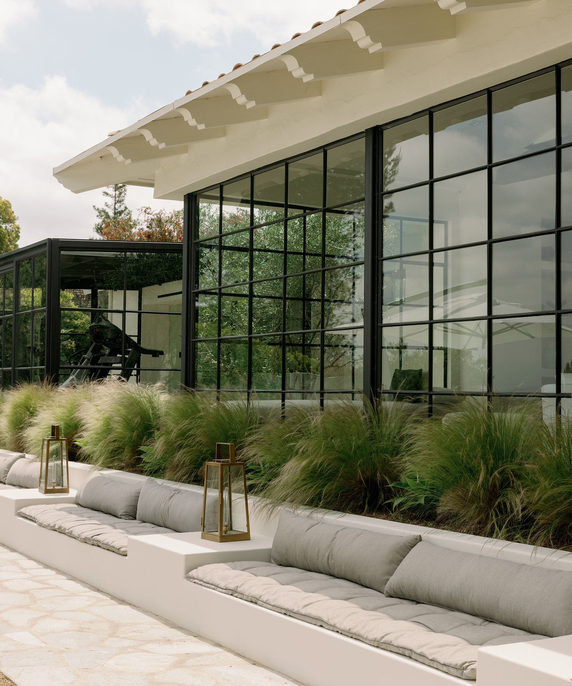 rachael-goddard-home-tour-outdoor-built-in-seating-open-exterior-windows