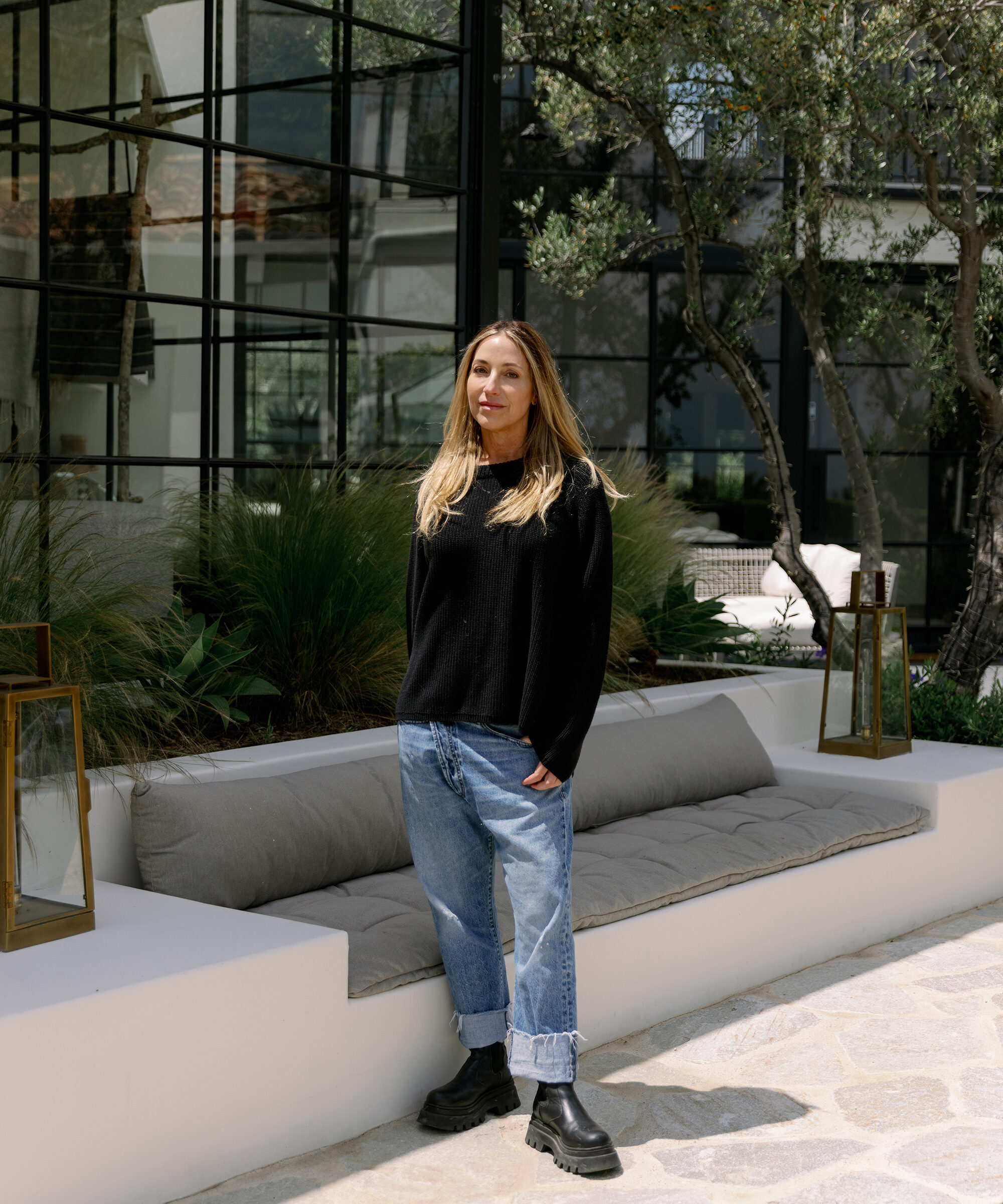rachael-goddard-home-tour-outdoor-portrait-black-cotton-fisherman-final