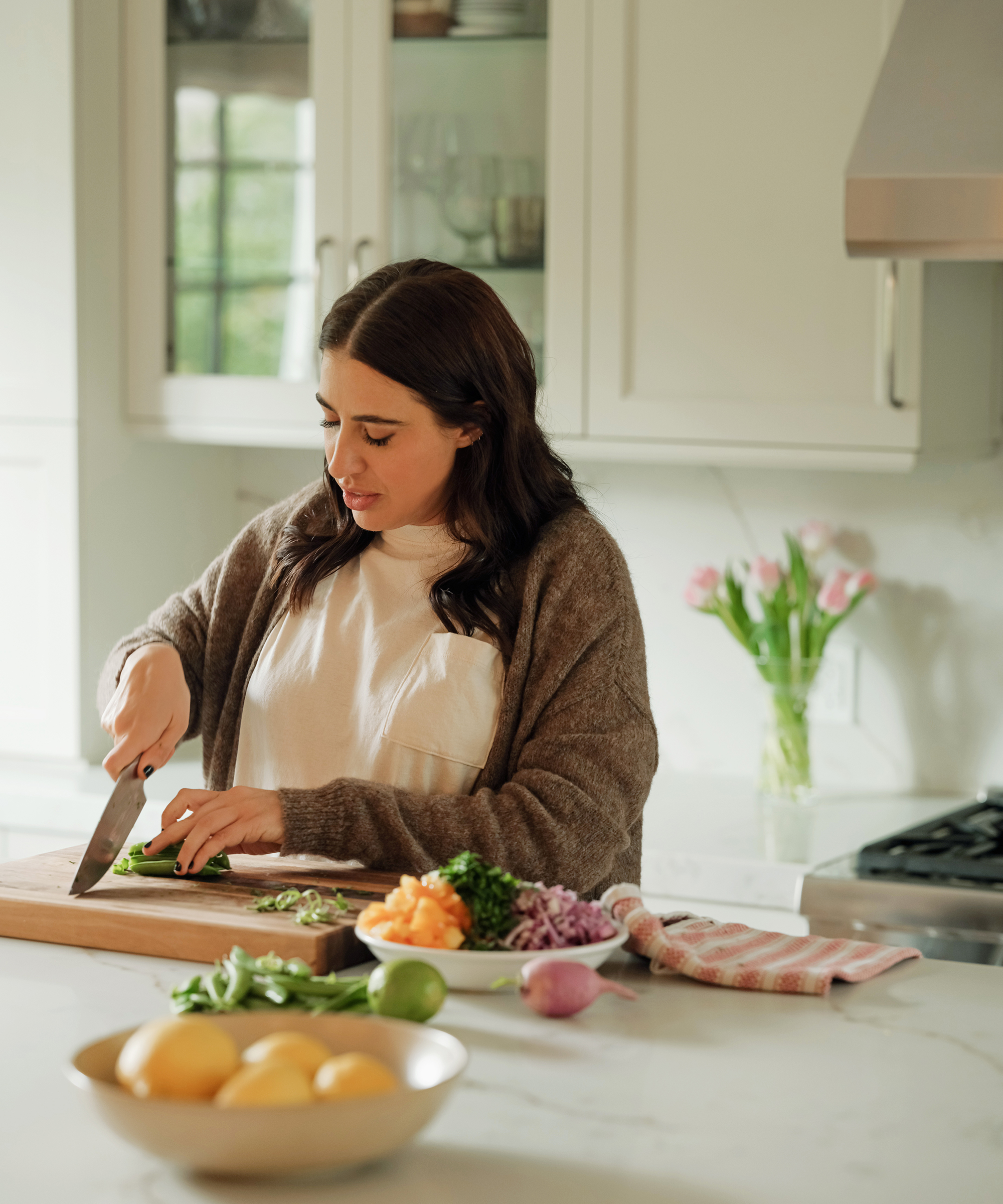 https://jenni-kayne.s3.amazonaws.com/wordpress/uploads/2023/07/aliza-sokolow-recipe-chopping-veggies-cutting-board.jpg