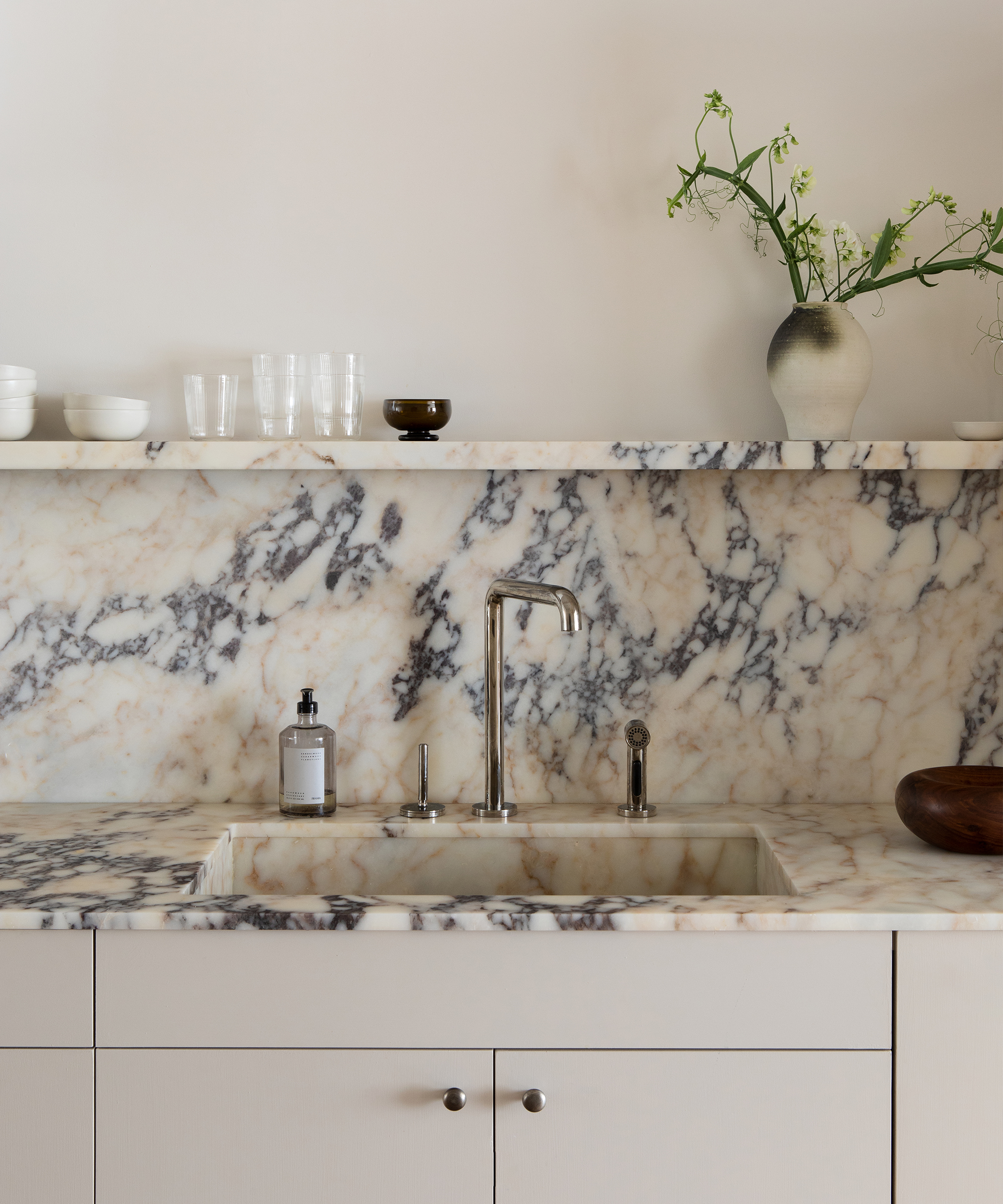 nune-home-tour-marble-kitchen-backsplash