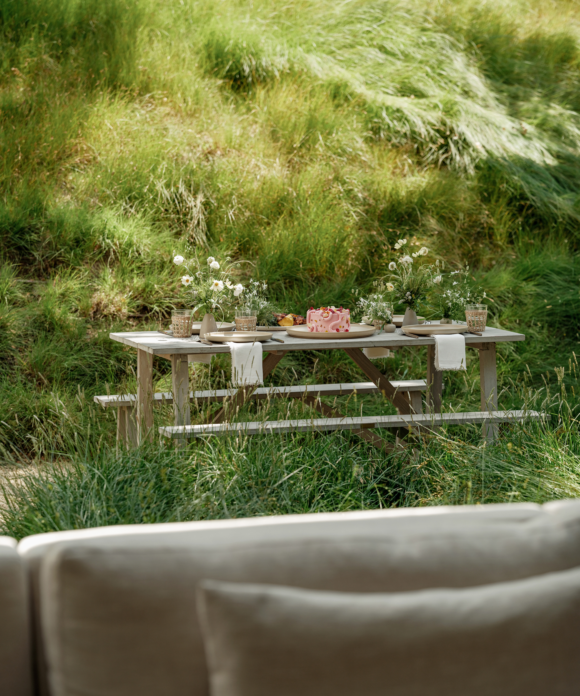 sqirl-outdoor-dinner-jennis-tabletop-pink-cake