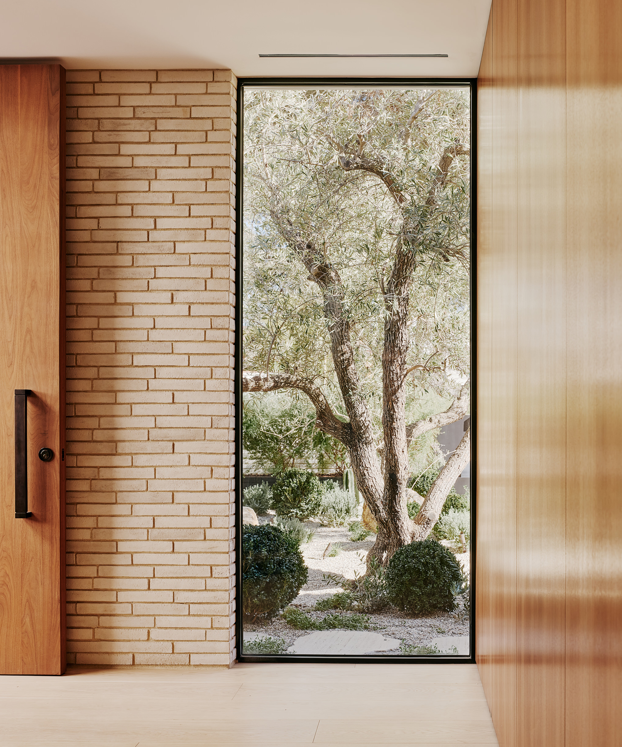 woods-dangaran-home-tour-entryway-window