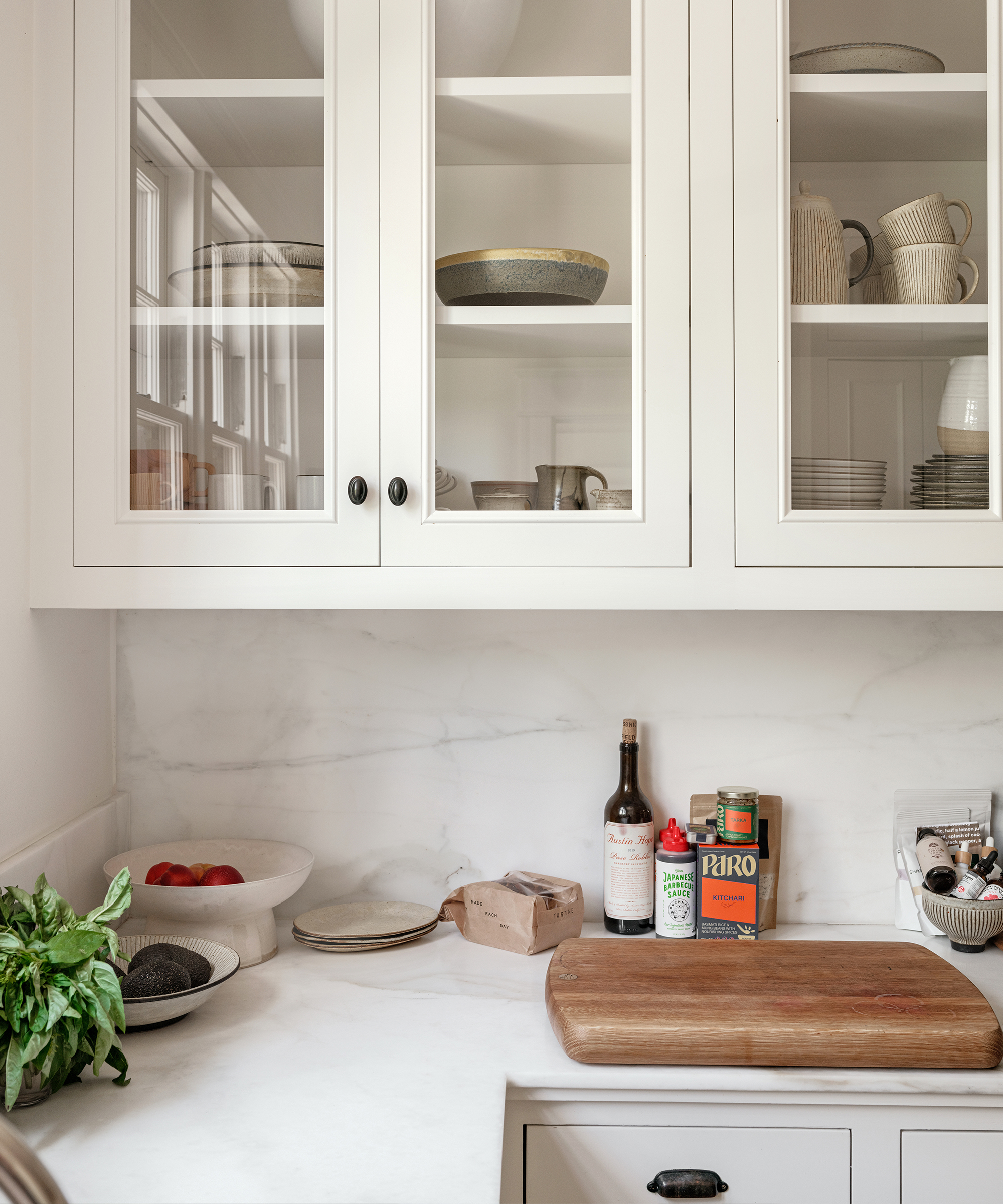 leanne-citrone-home-tour-white-kitchen-cutting-board-corner