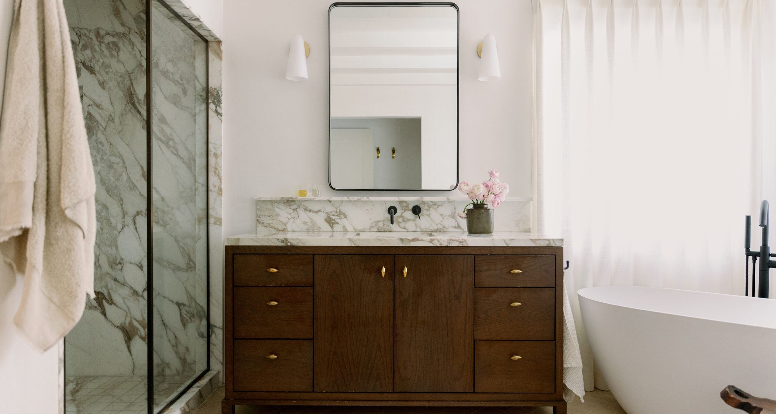 studio-gutow-home-tour-primary-bathroom