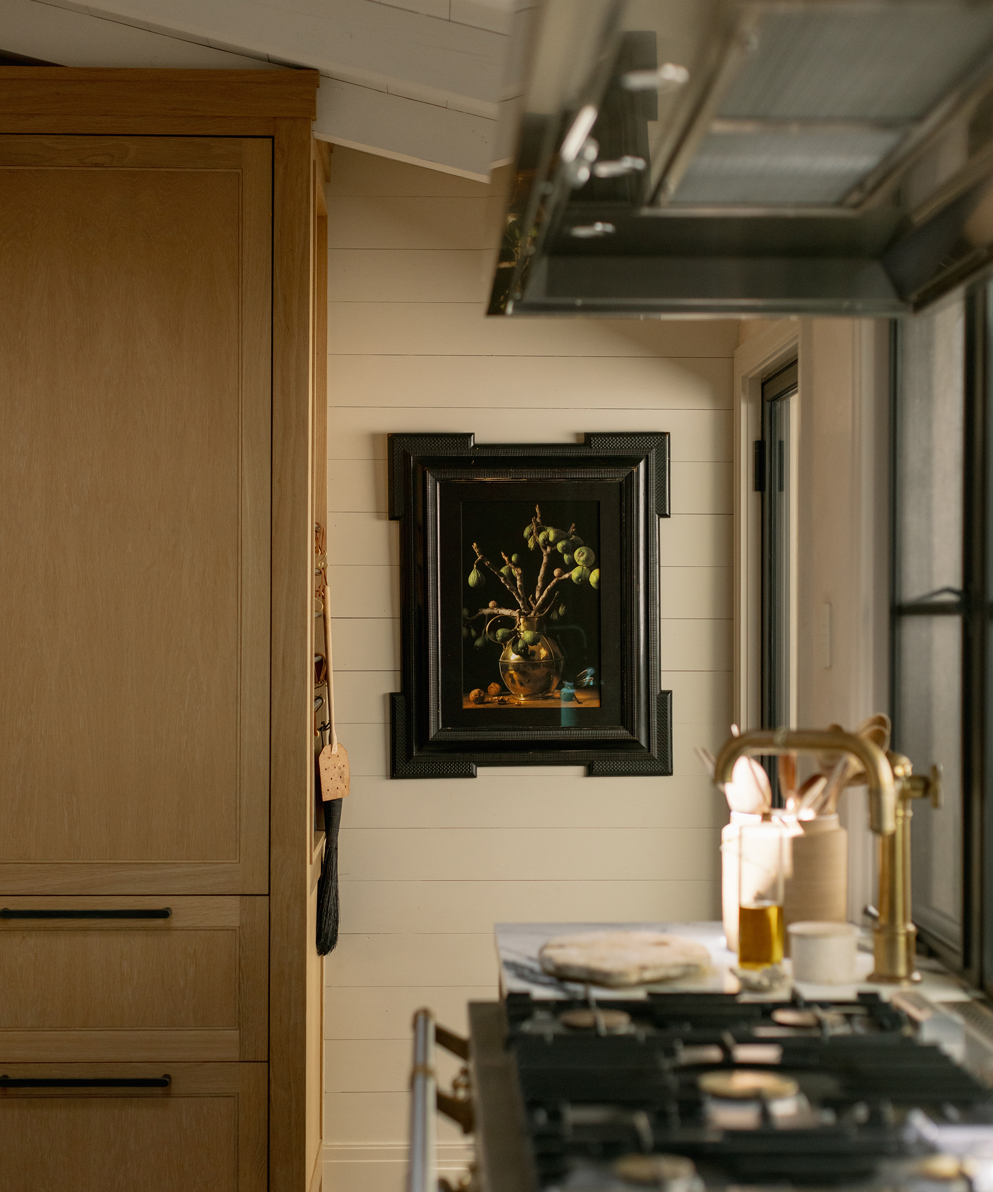 studio-gutow-oak-kitchen-black-painting