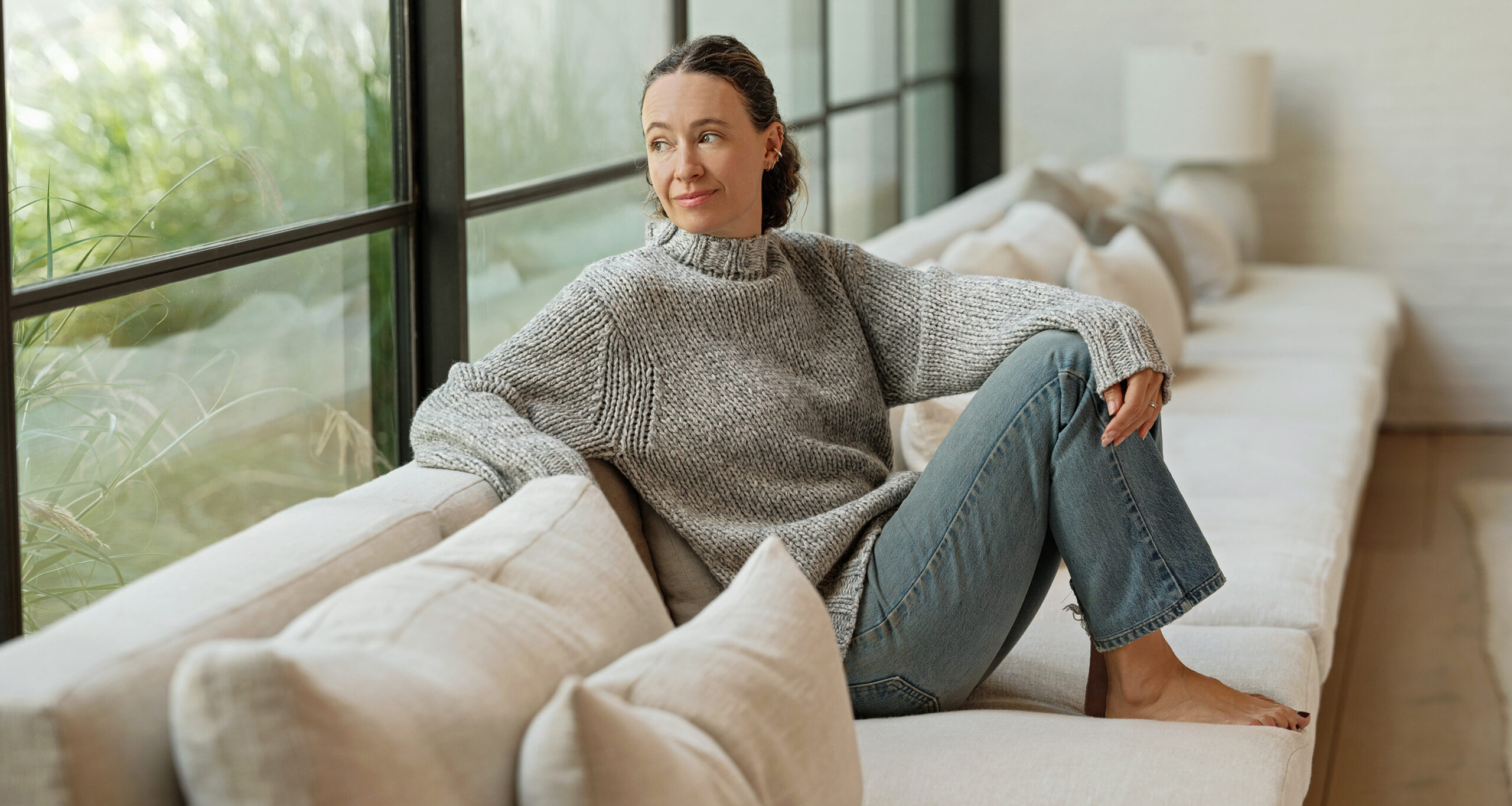 jenni-october-style-mortiz-sweater-jeans-couch-h