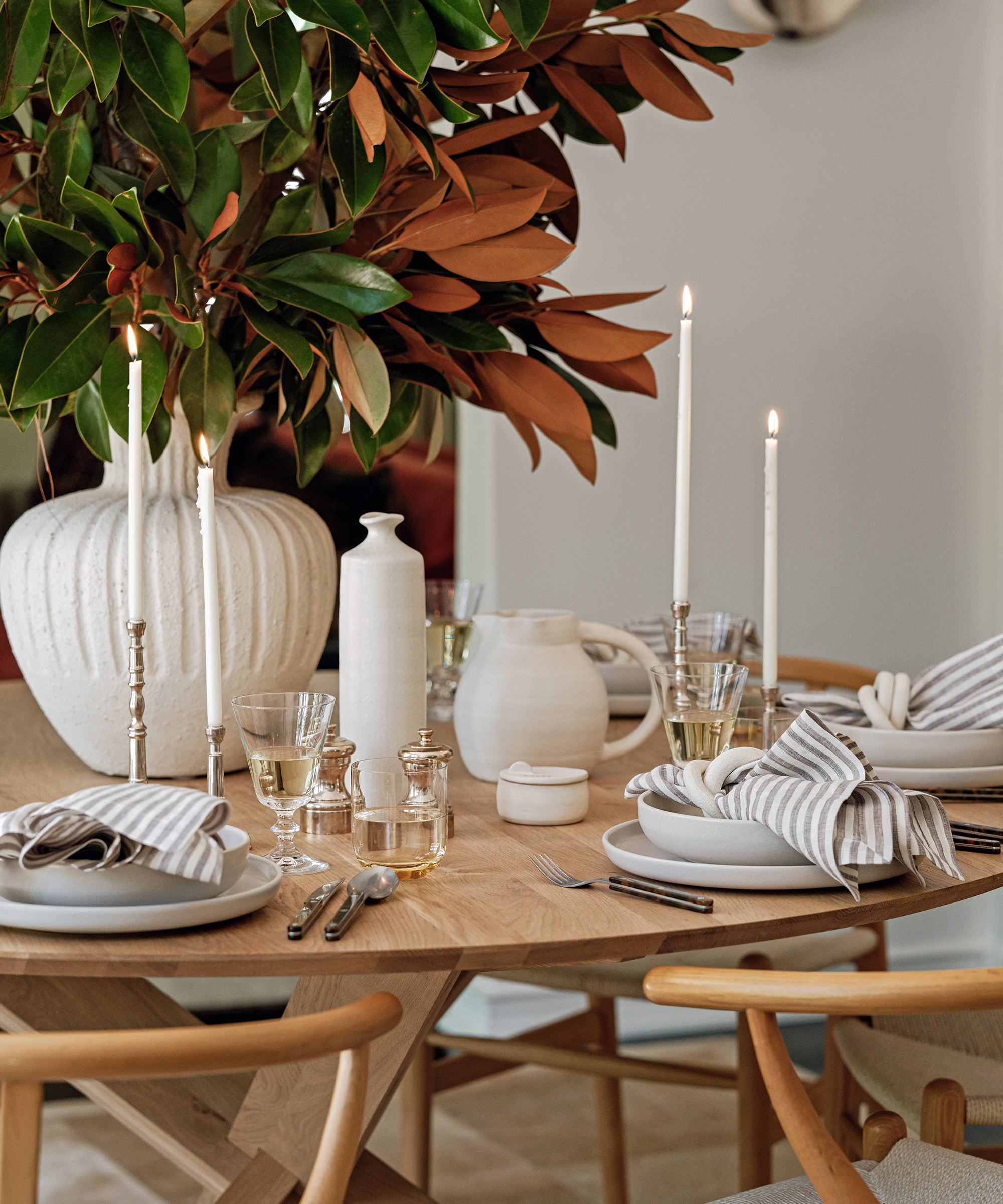 https://jenni-kayne.s3.amazonaws.com/wordpress/uploads/2023/10/olivia-muniak-fall-table-place-settings.jpg