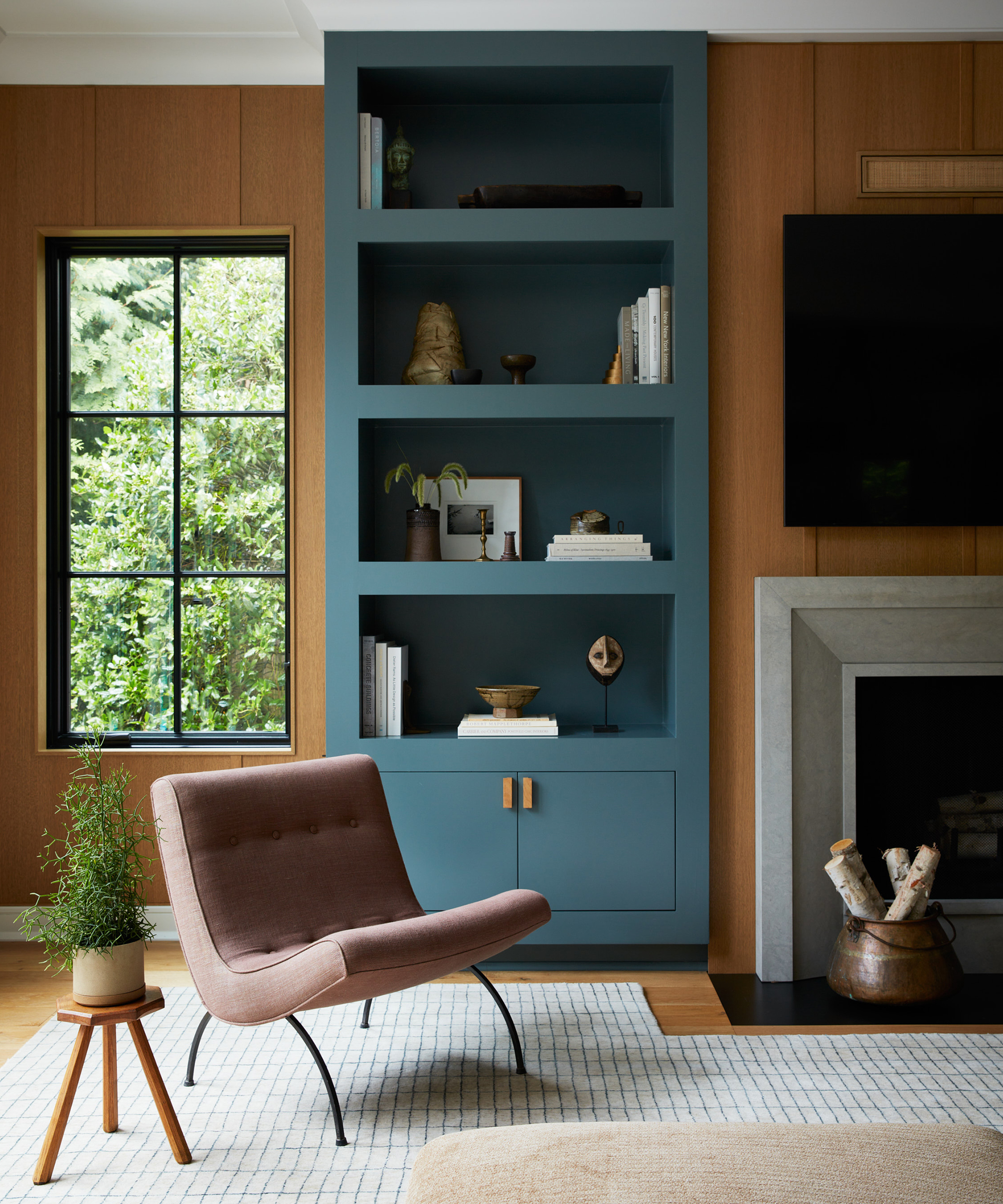 https://jenni-kayne.s3.amazonaws.com/wordpress/uploads/2023/11/j-patryce-home-tour-accent-chair-blue-shelves.jpg