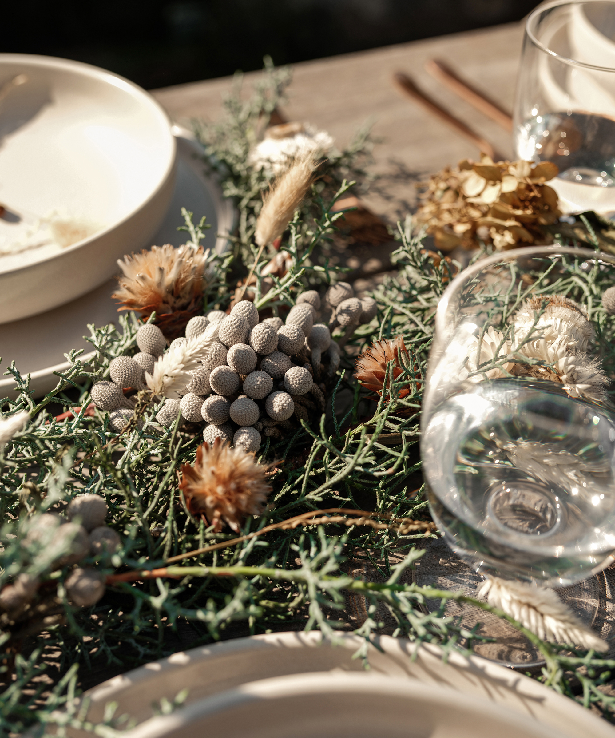 cucina-melissa-holiday-courtyard-festive-garland