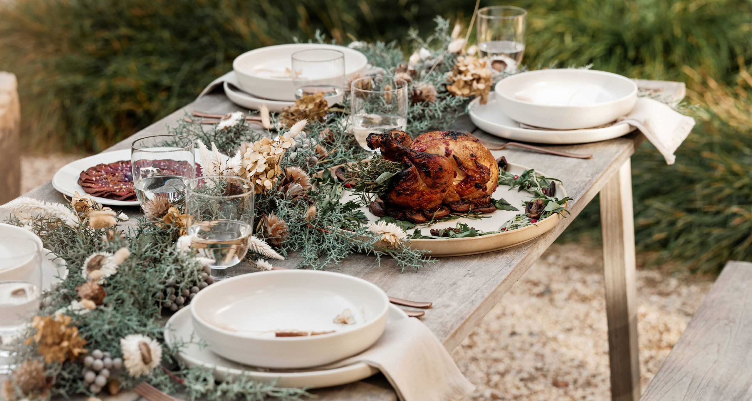 cucina-melissa-holiday-courtyard-set-table-with-food