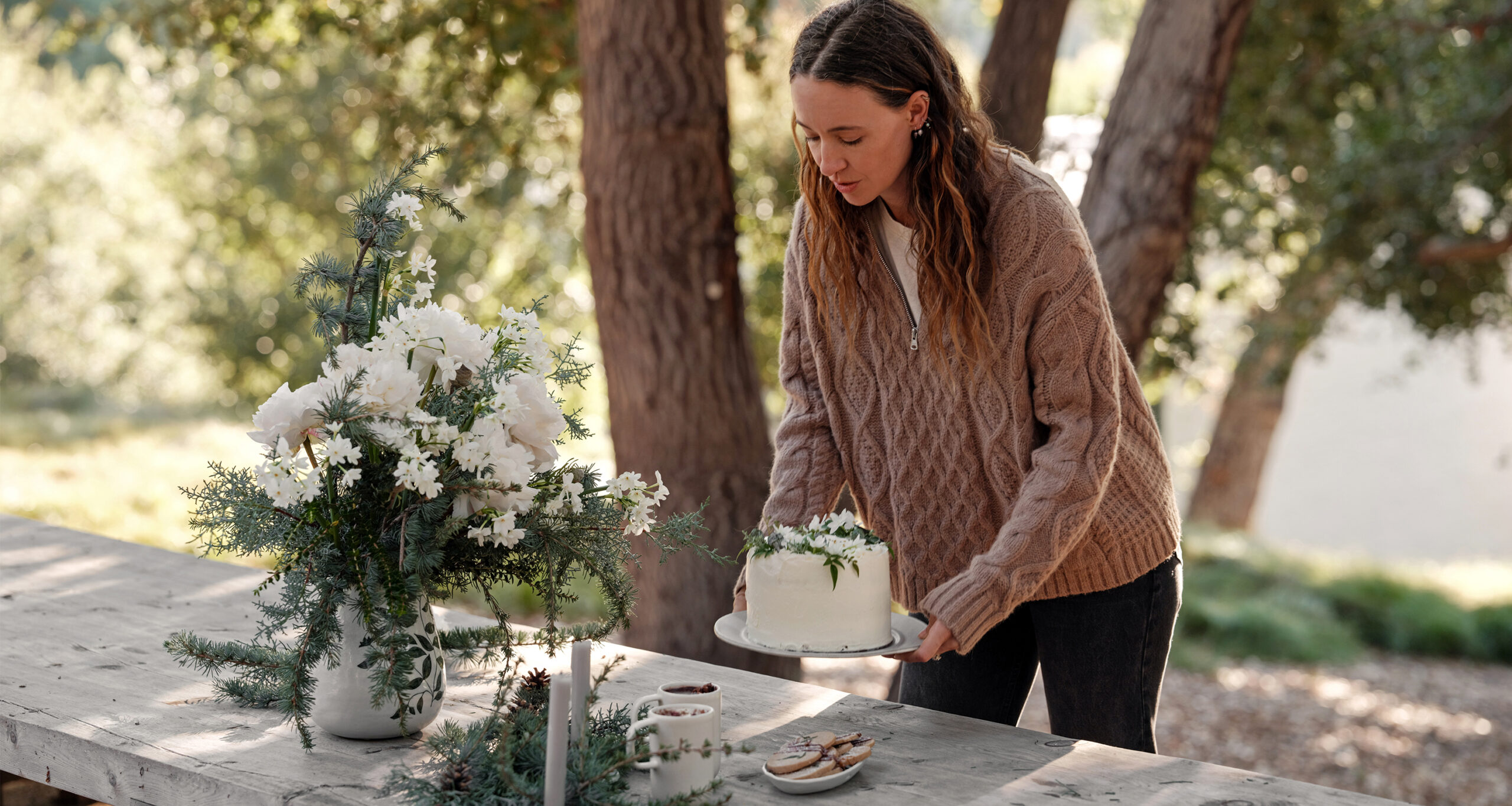 cucina-melissa-holiday-hilltop-jenni-placing-cake