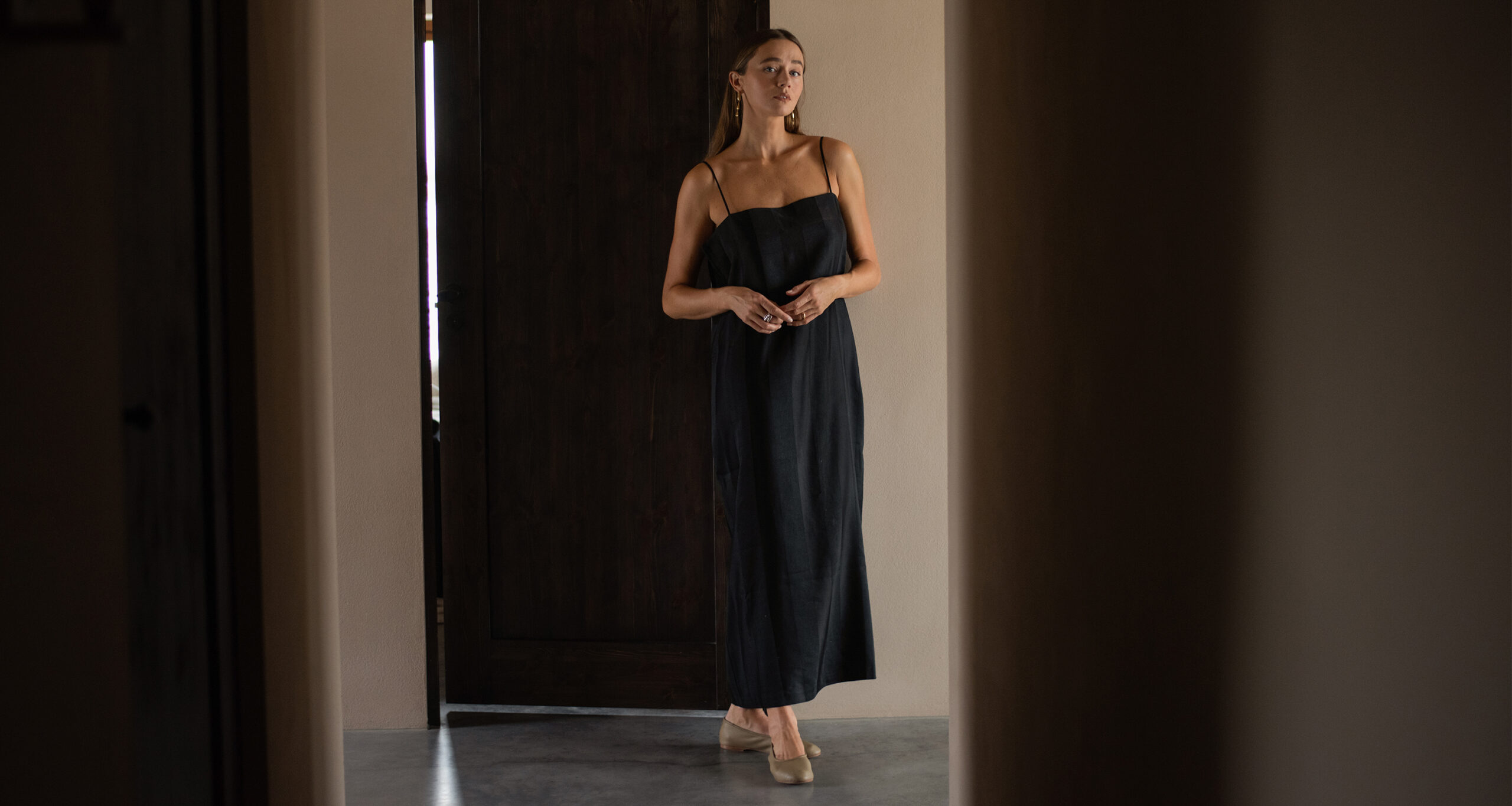 holiday-in-uniform-fanny-amanda-black-margot-dress-hallway