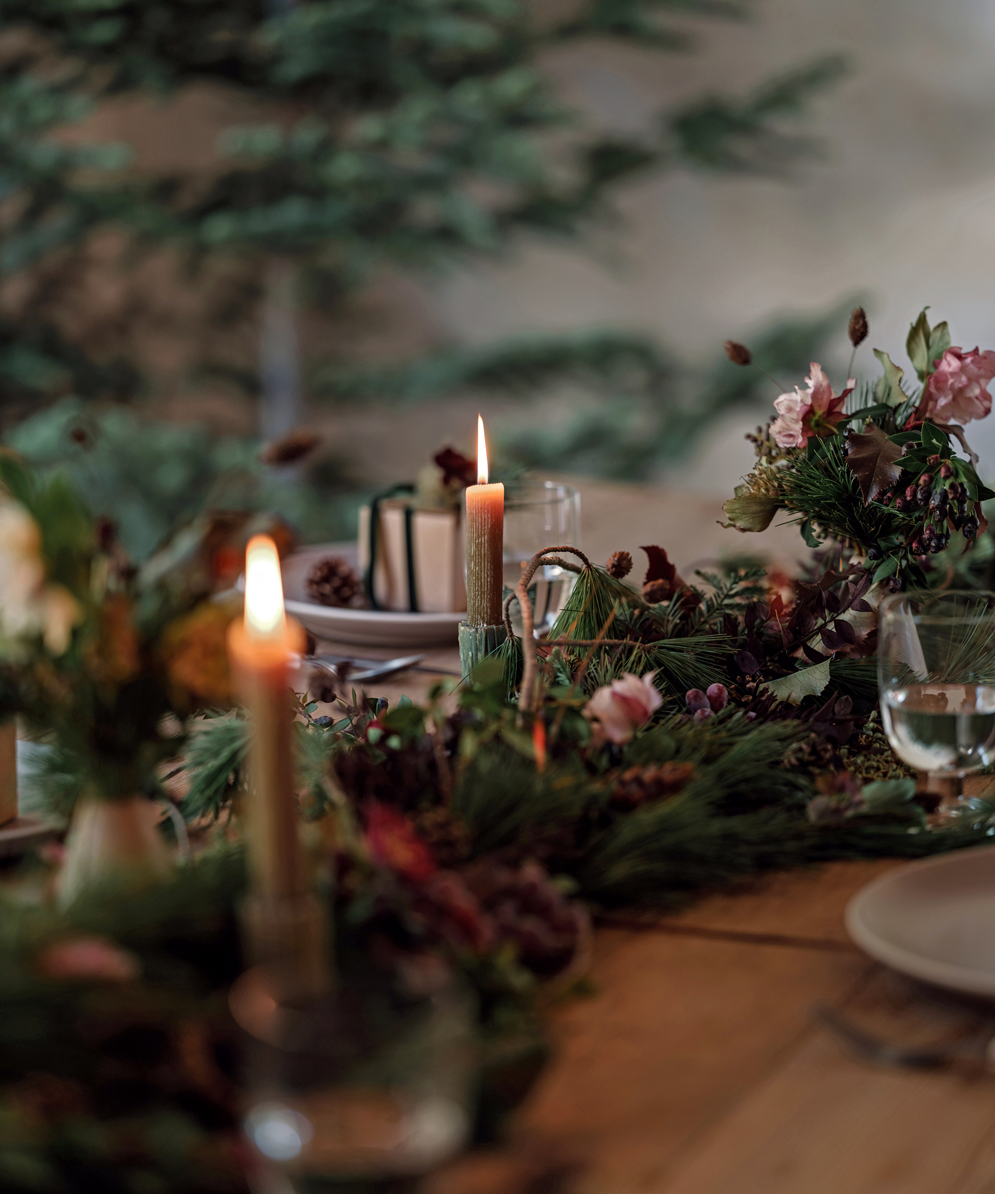 jenni-cucina-melissa-holiday-dining-table-burning-candles-garland