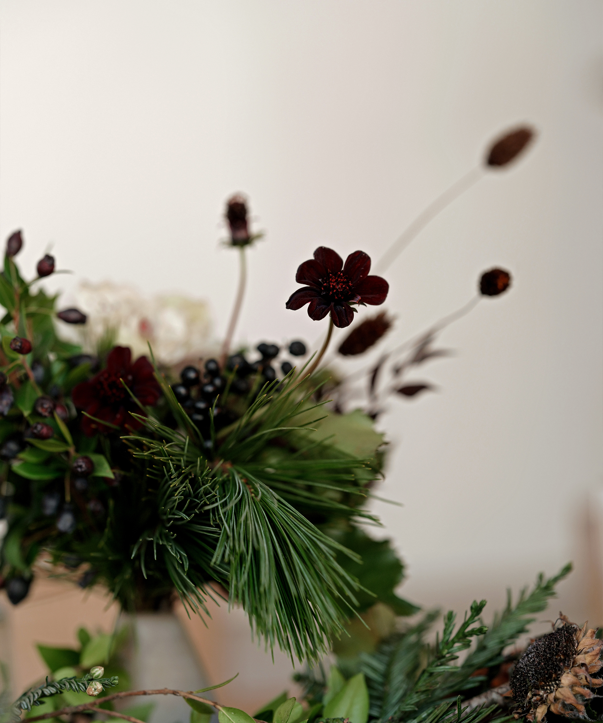 jenni-cucina-melissa-holiday-dining-table-floral-arrangement