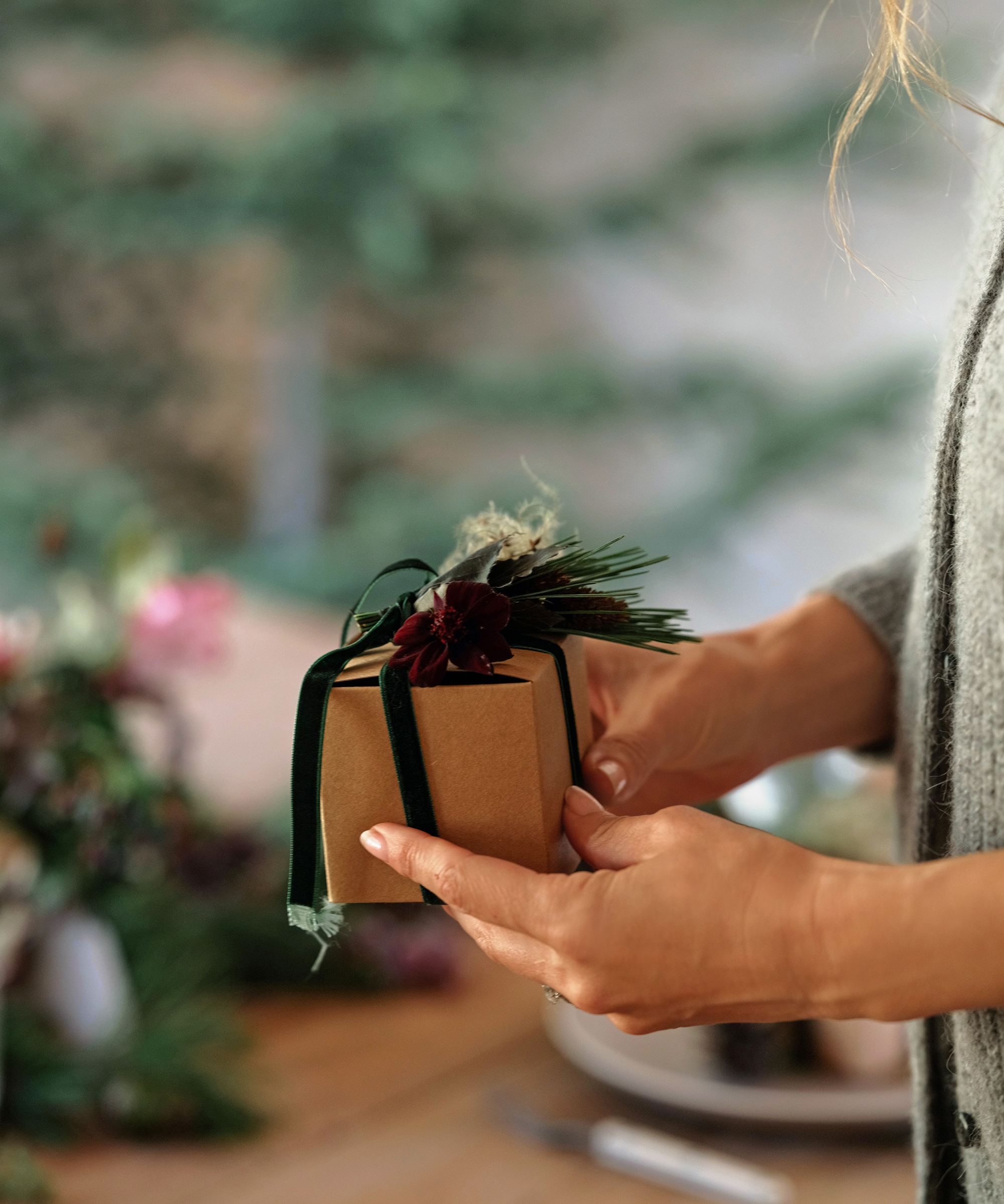 jenni-cucina-melissa-holiday-dining-table-jenni-holding-present