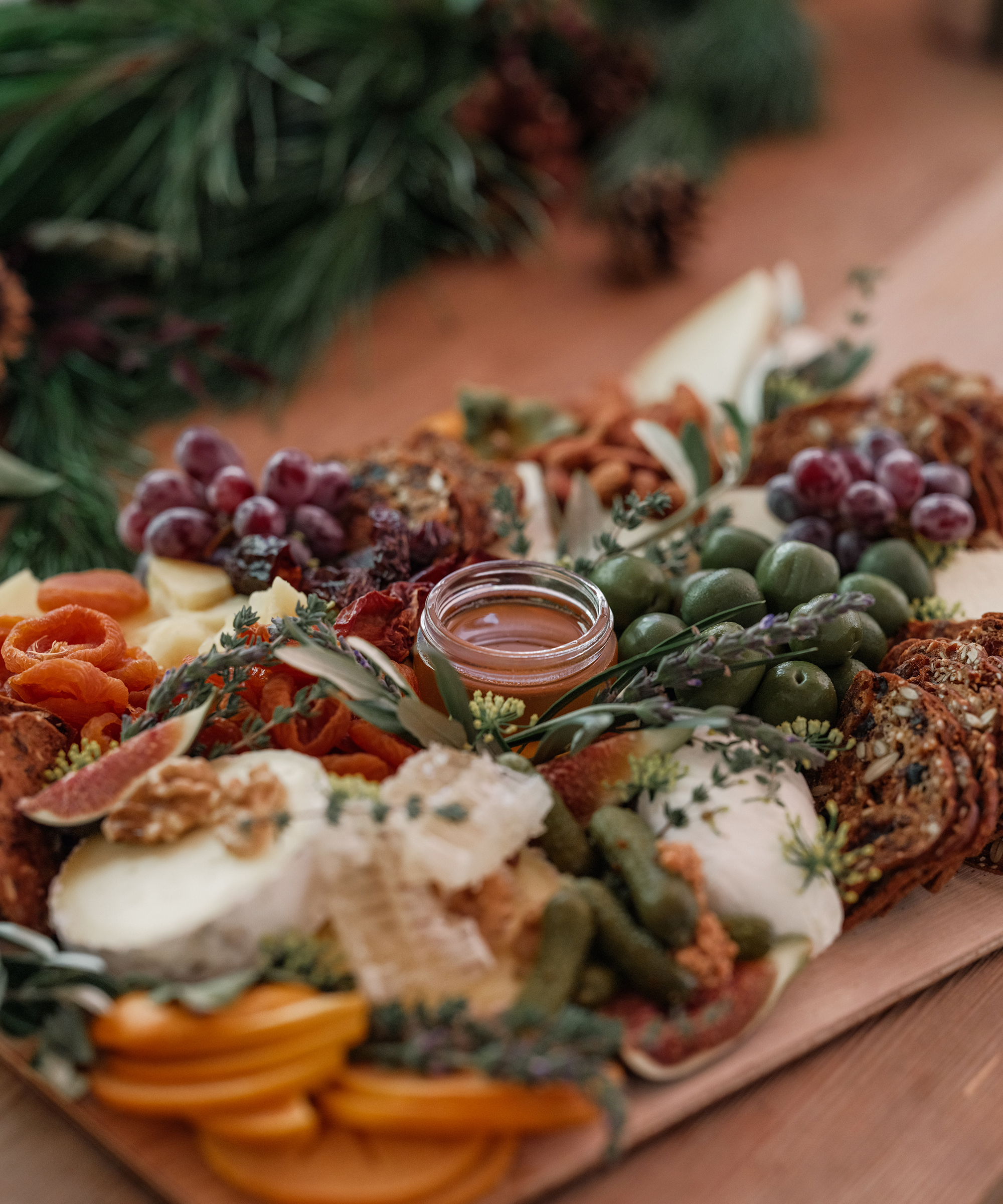 jenni-holiday-cucina-melissa-dining-table-cheeseboard-lady-and-larder