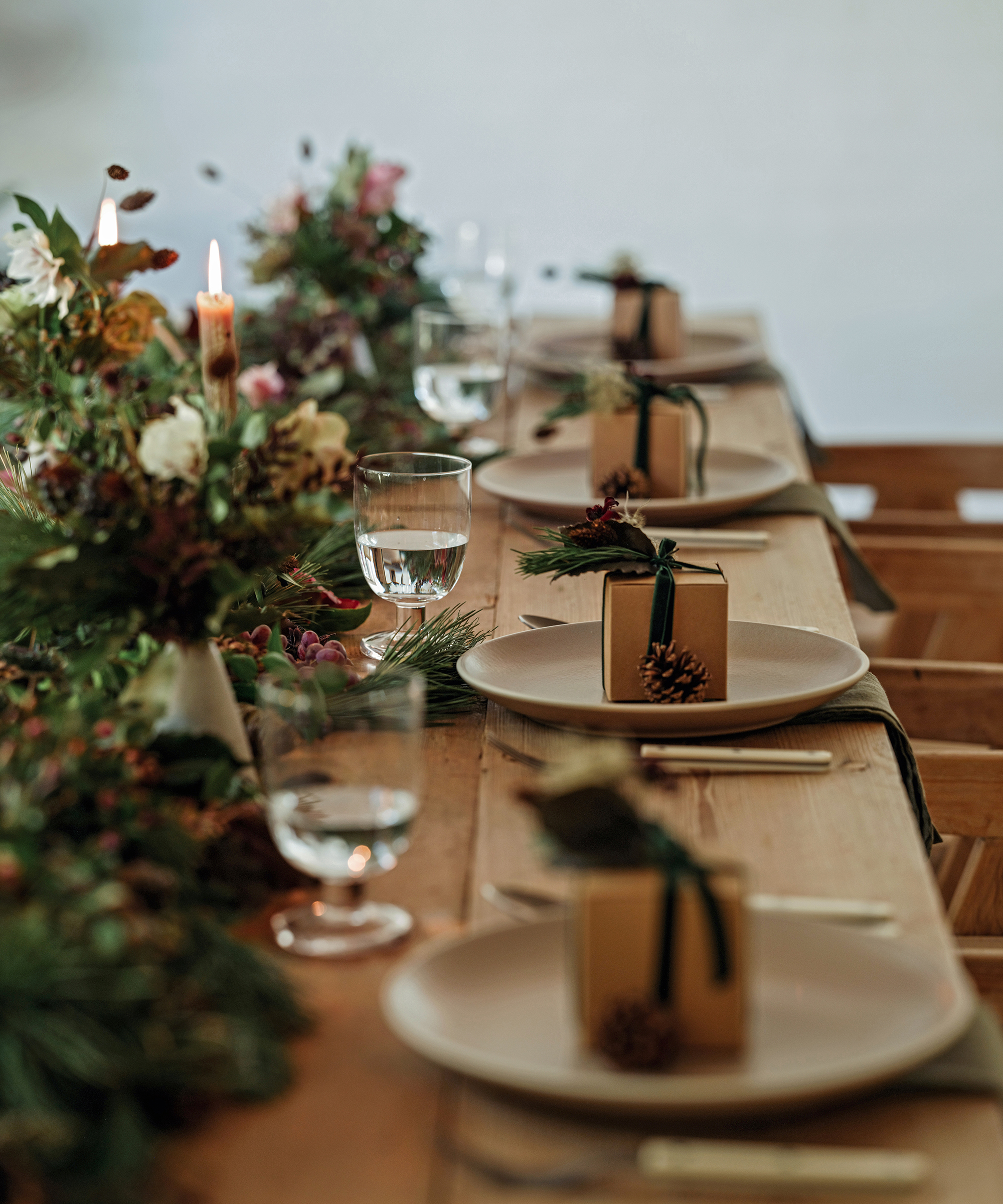 jenni-holiday-dining-table-plates-with-presents