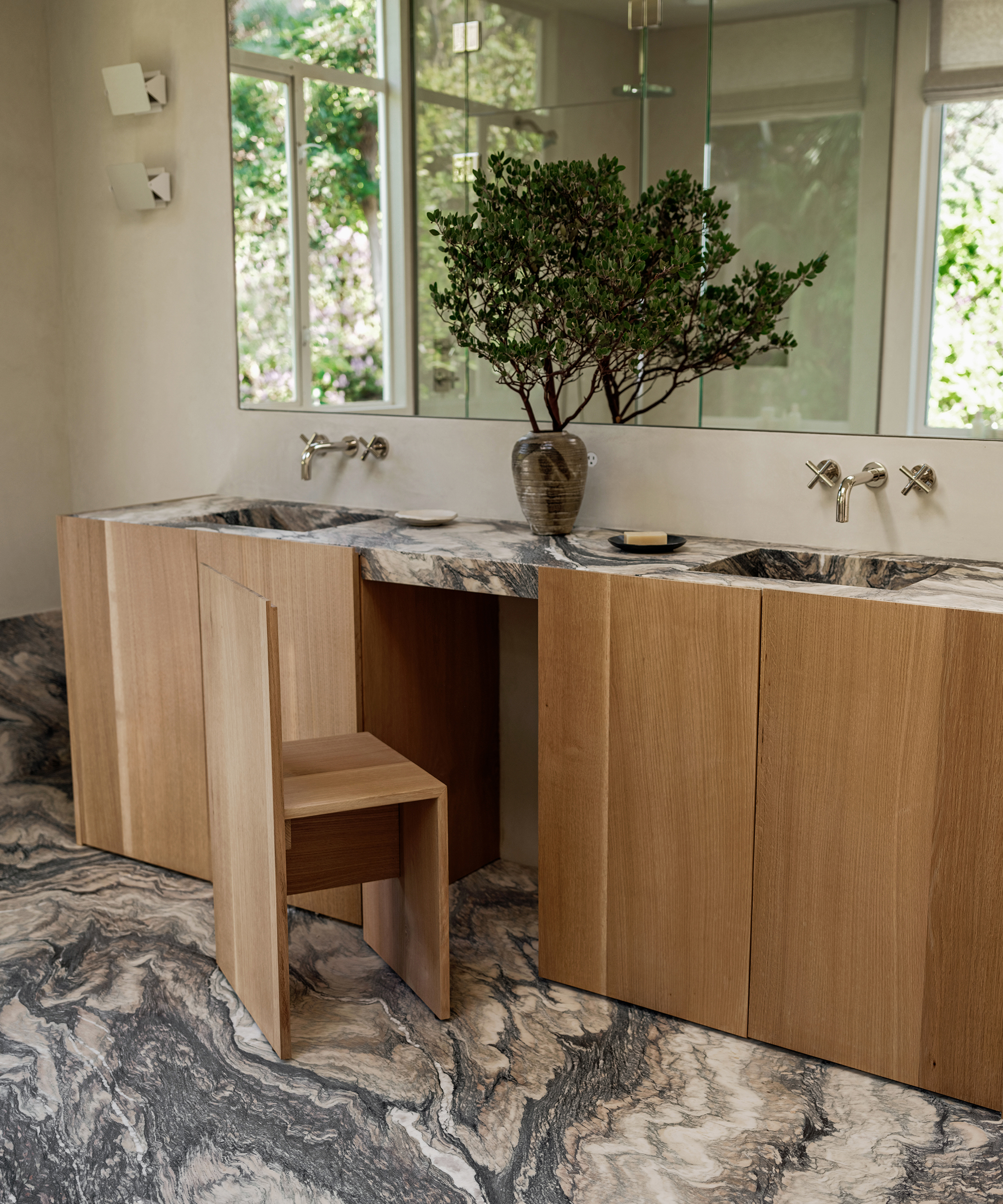 top-home-tour-ome-dezin-primary-bathroom