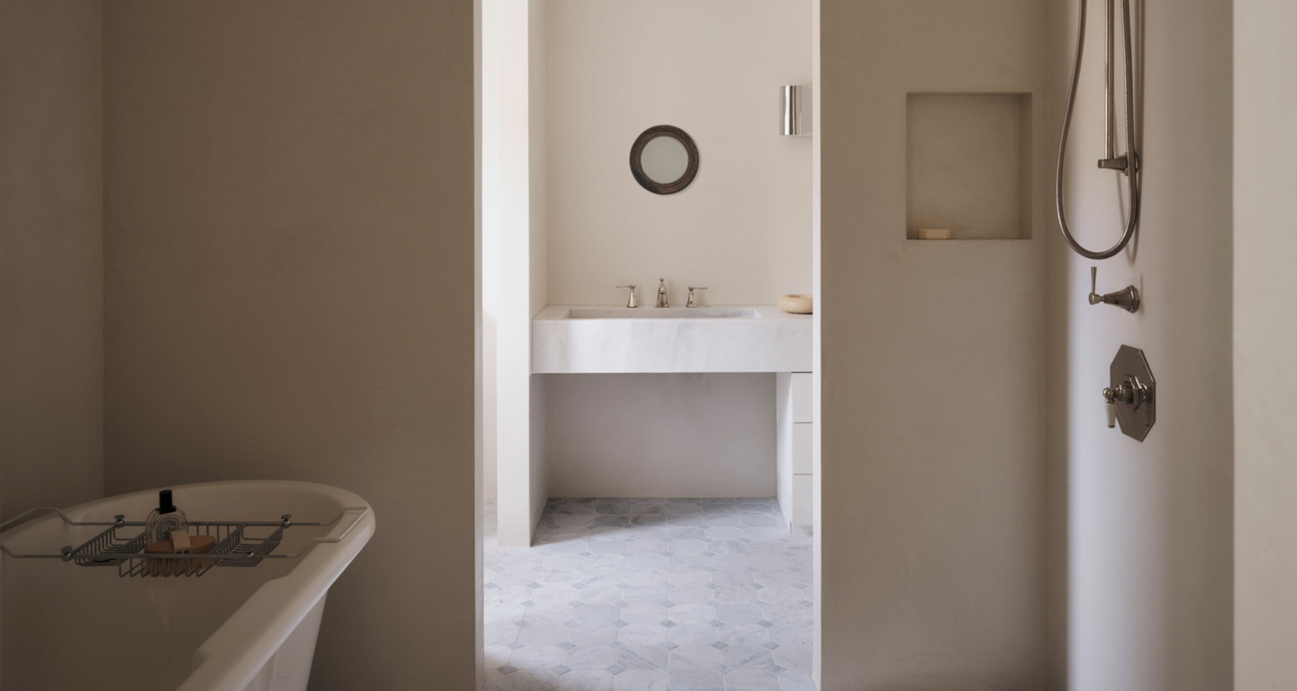 phoebe-nicol-home-tour-primary-bathroom-bathtub
