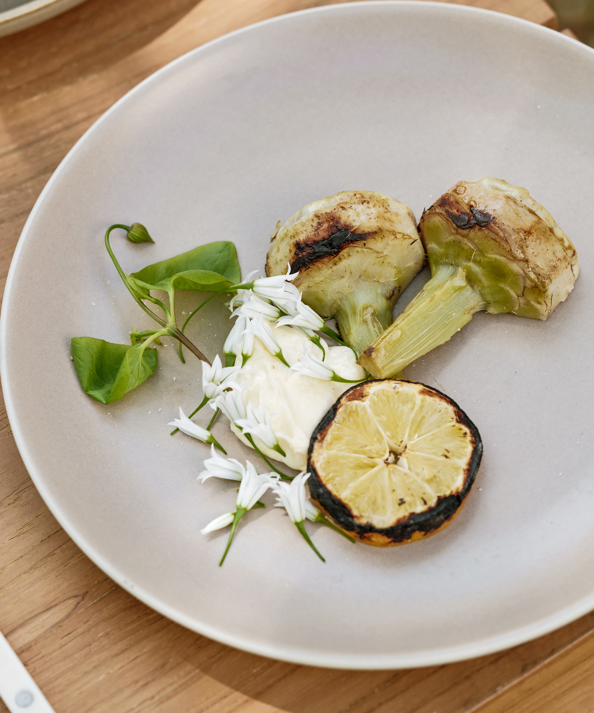 cucina-melissa-spring-outdoor-dinner-artichoke-grey-plate