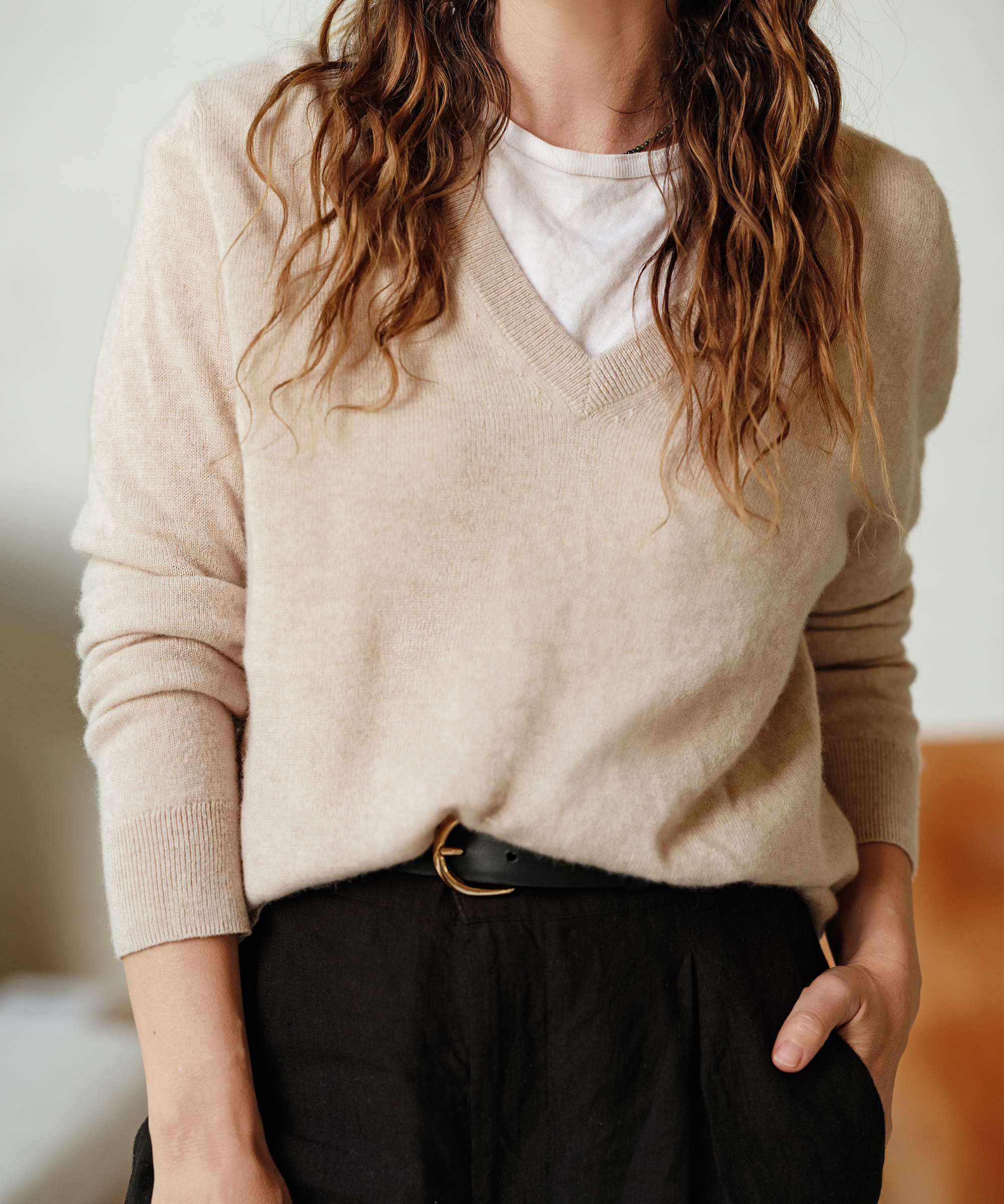 jenni wearing the flynn cashmere sweater in oatmeal with a white tee and black trousers