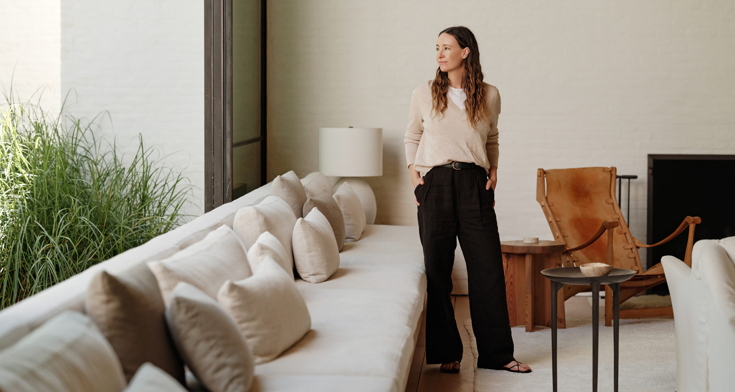 jenni-april-style-story-living-room-flynn-sweater-linen-kyle-pant-eve-sandal-h
